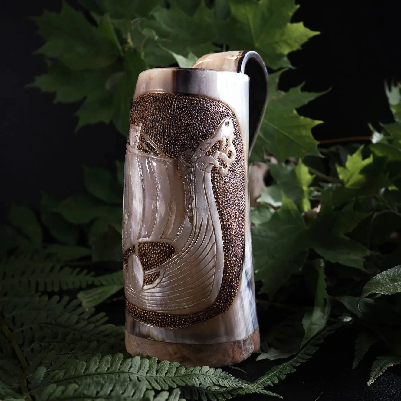 Handsnidad hornmugg, vikingskepp 500-600 ml