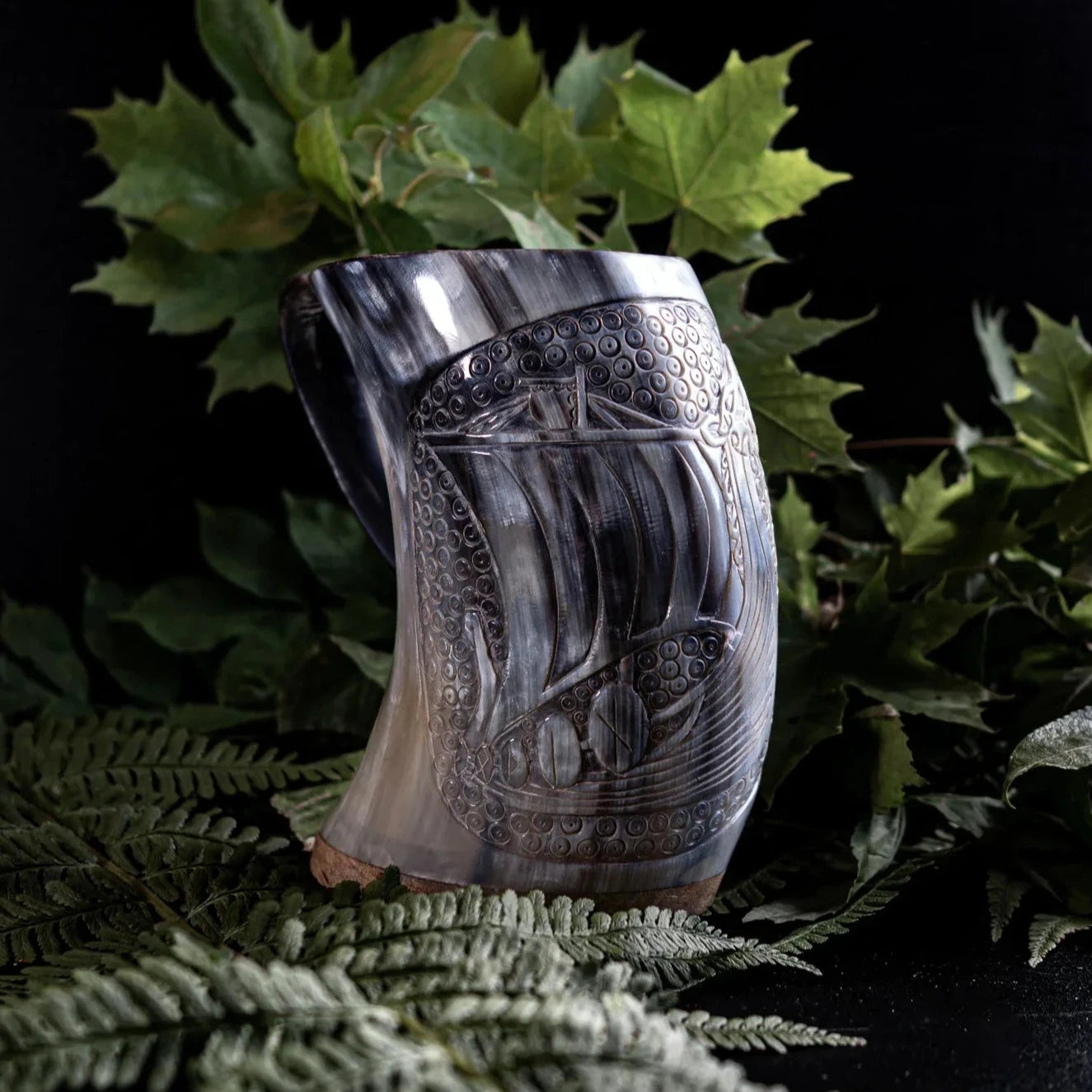 Handsnidad hornmugg, vikingskepp 500-600 ml