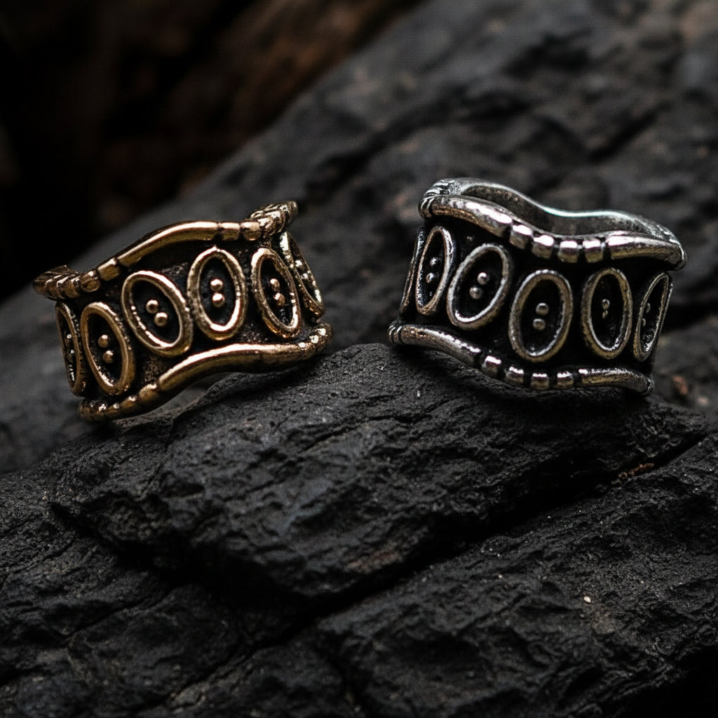 Hålstorlek, ca 7- 8 mm Finns både i antik mässing och silverbelagd utgåva.