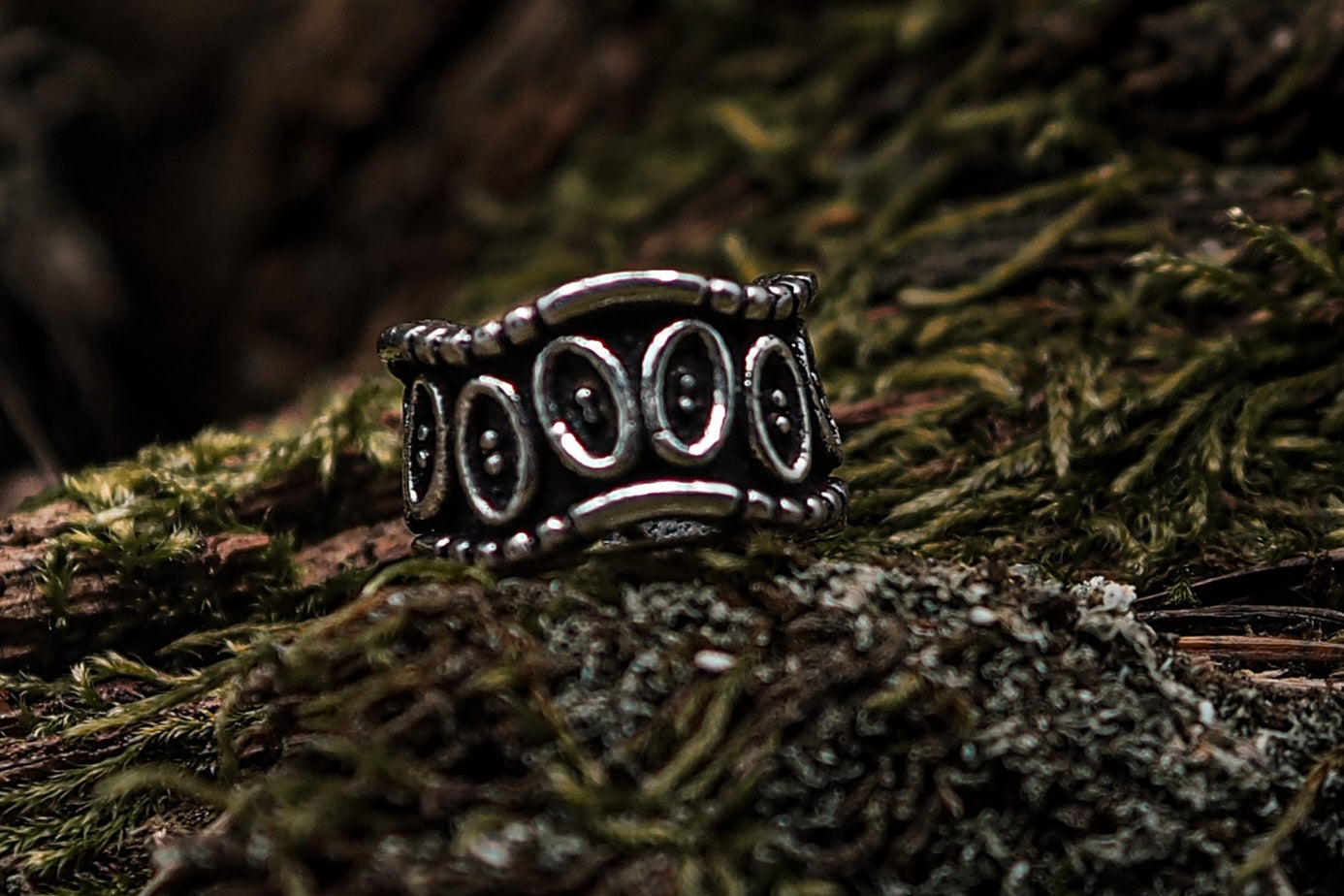 Hålstorlek, ca 7- 8 mm Finns både i antik mässing och silverbelagd utgåva.