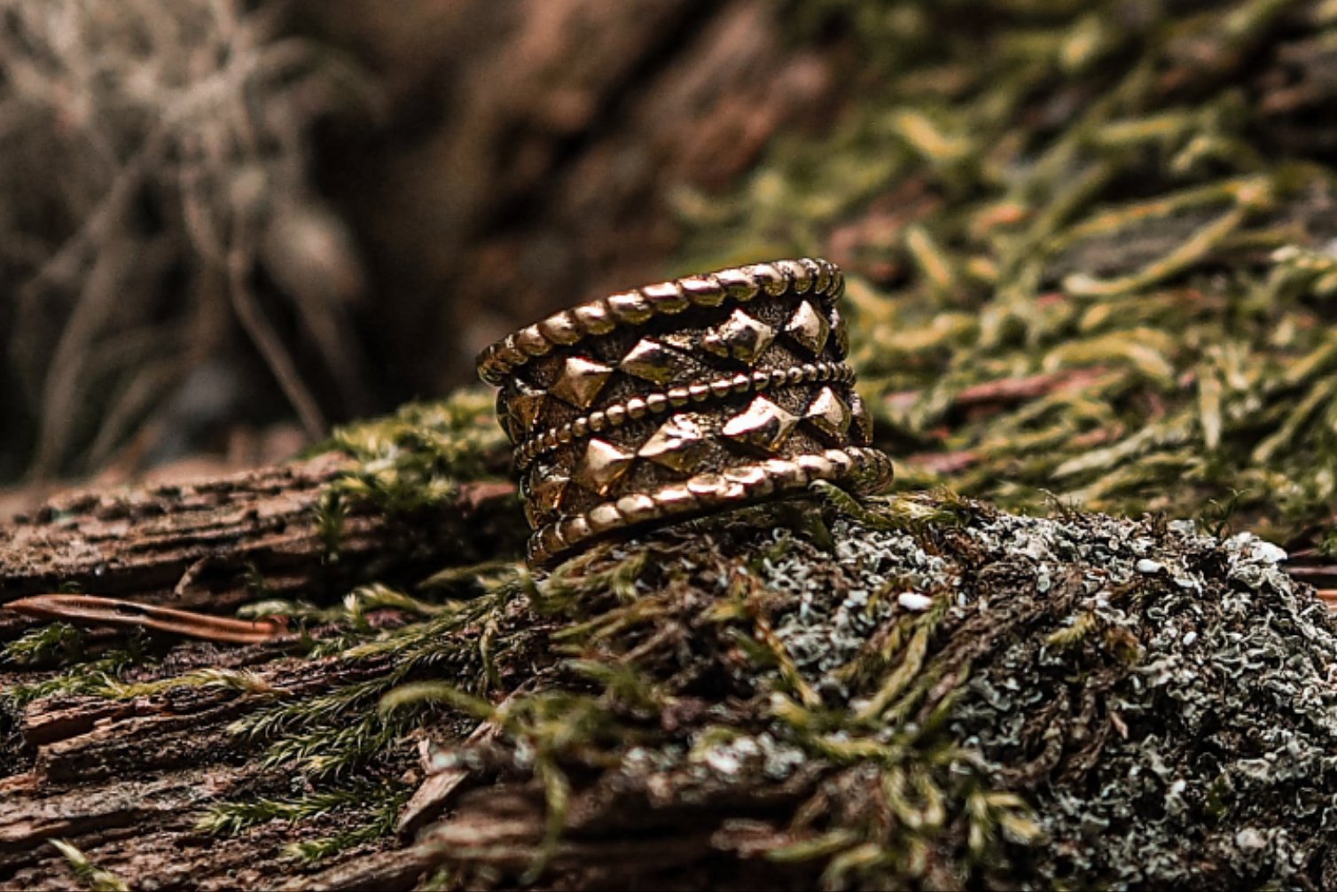 Hålstorlek, ca 7- 8 mm Finns både i antik mässing och silverbelagd utgåva.