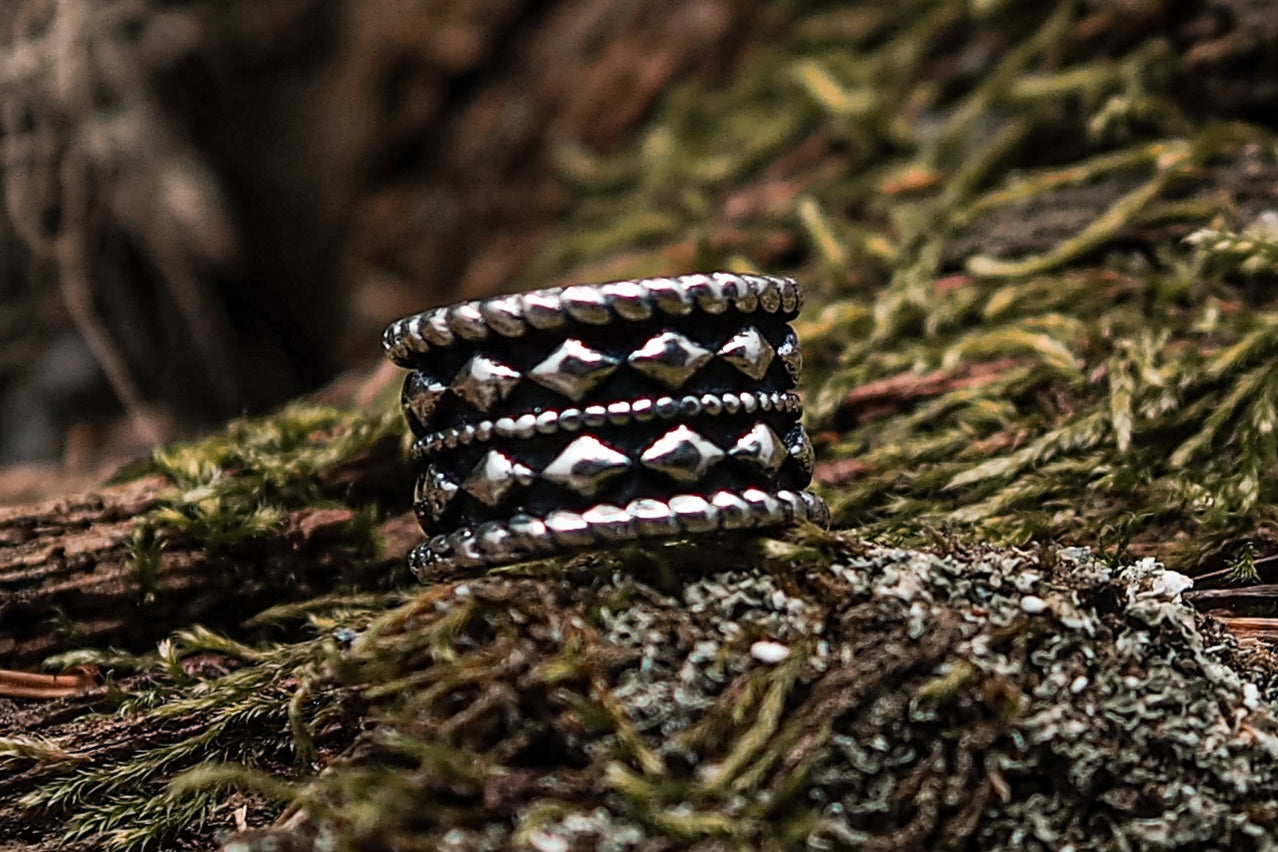 Hålstorlek, ca 7- 8 mm Finns både i antik mässing och silverbelagd utgåva.