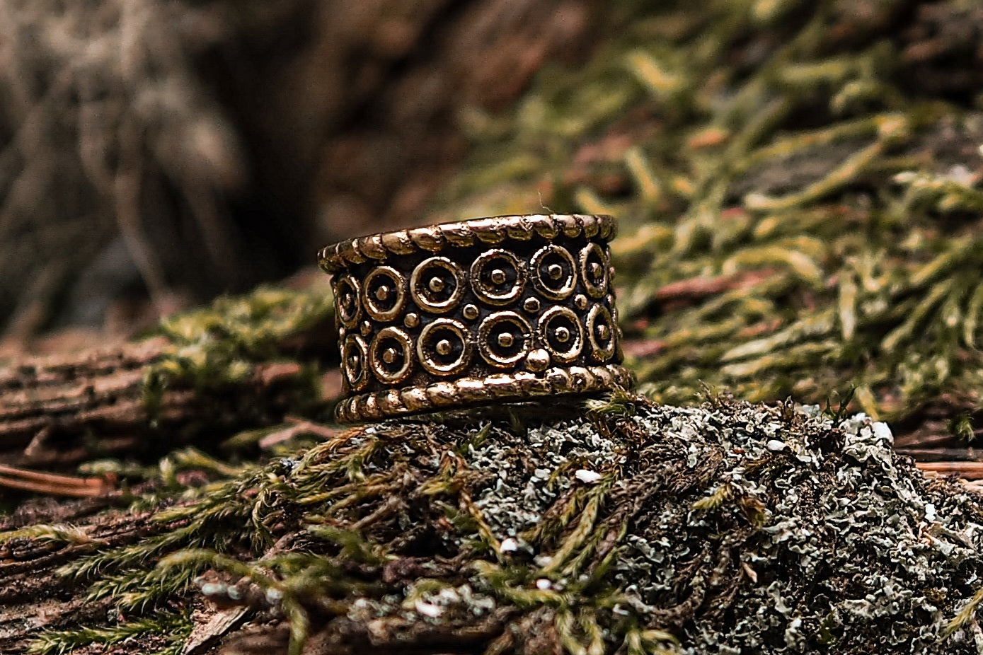 Hålstorlek, ca 7- 8 mm Finns både i antik mässing och silverbelagd utgåva.