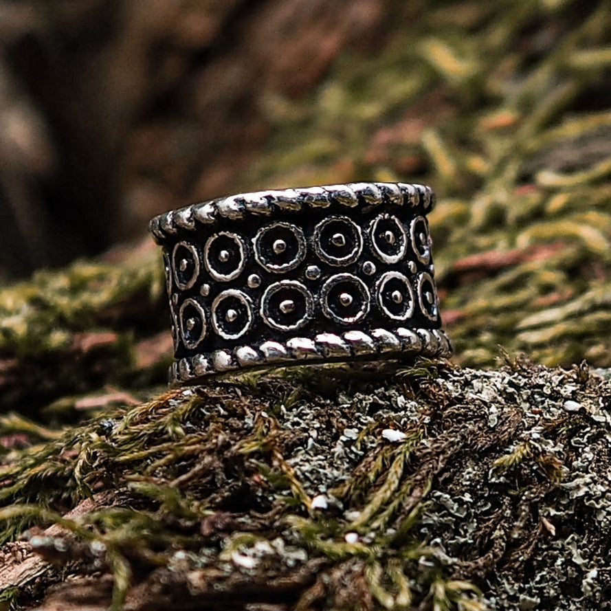 Hålstorlek, ca 7- 8 mm Finns både i antik mässing och silverbelagd utgåva.