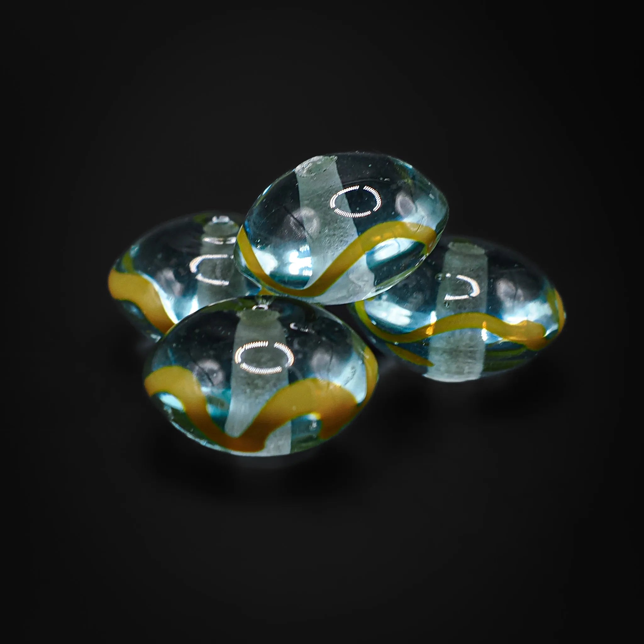 Blå glaspärla med dekor Glaspärla