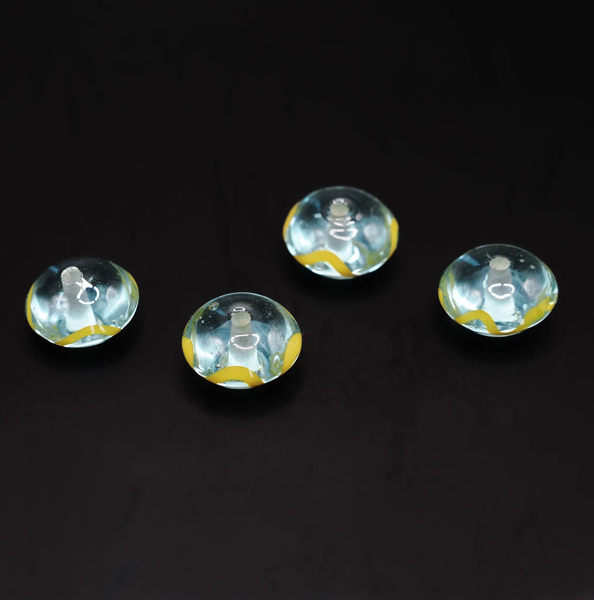 Perle de verre bleue avec décor