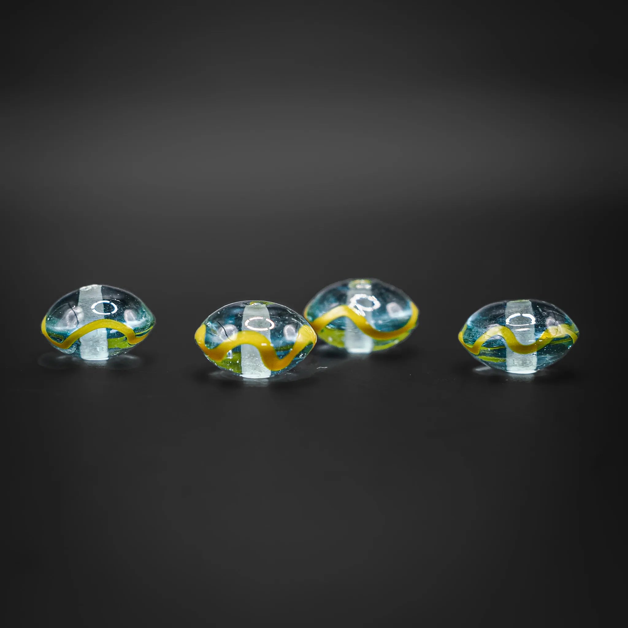 Blå glaspärla med dekor Glaspärla