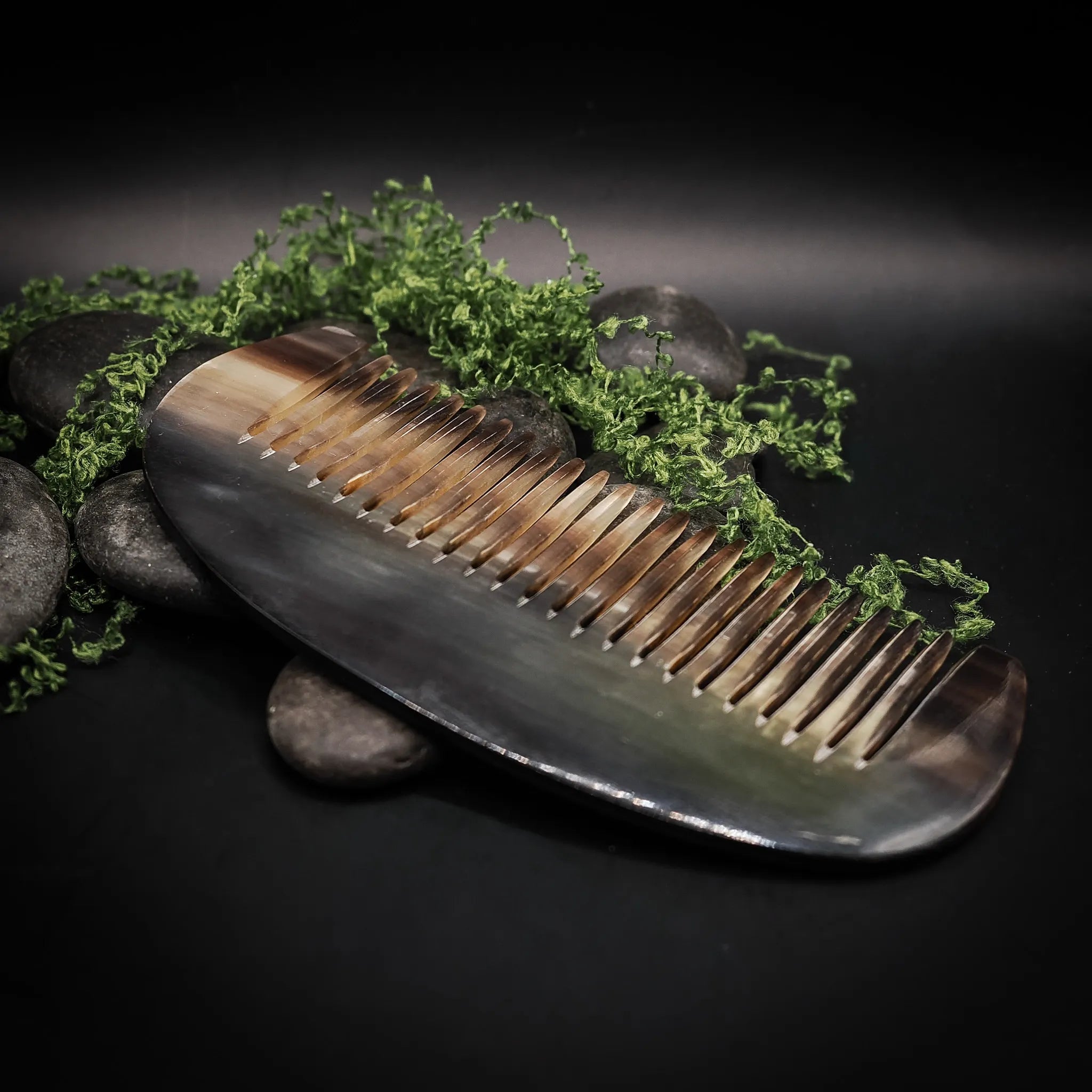 Kam i horn med bågformad kant