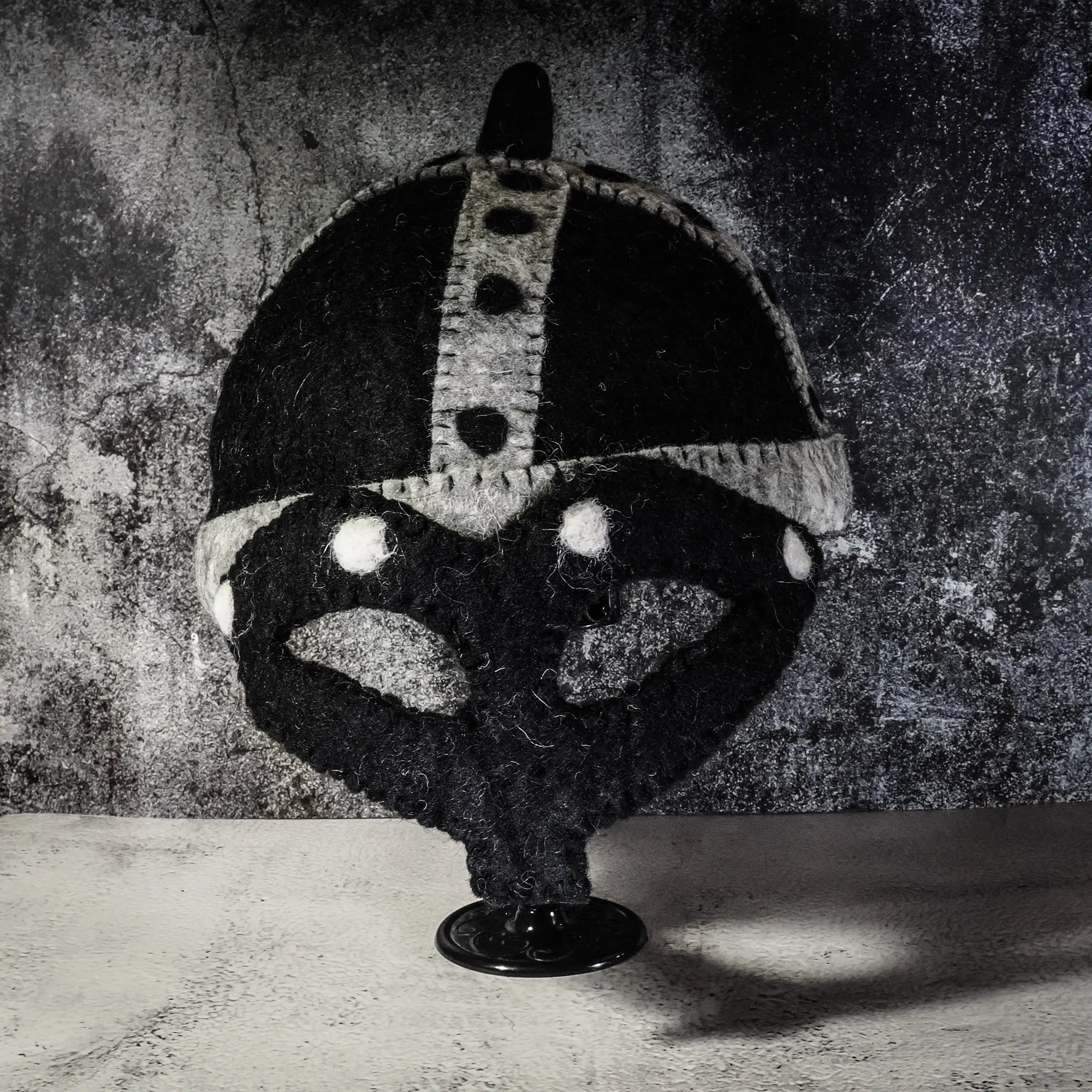 Vikinghjälm/vintermössa i tovad ull