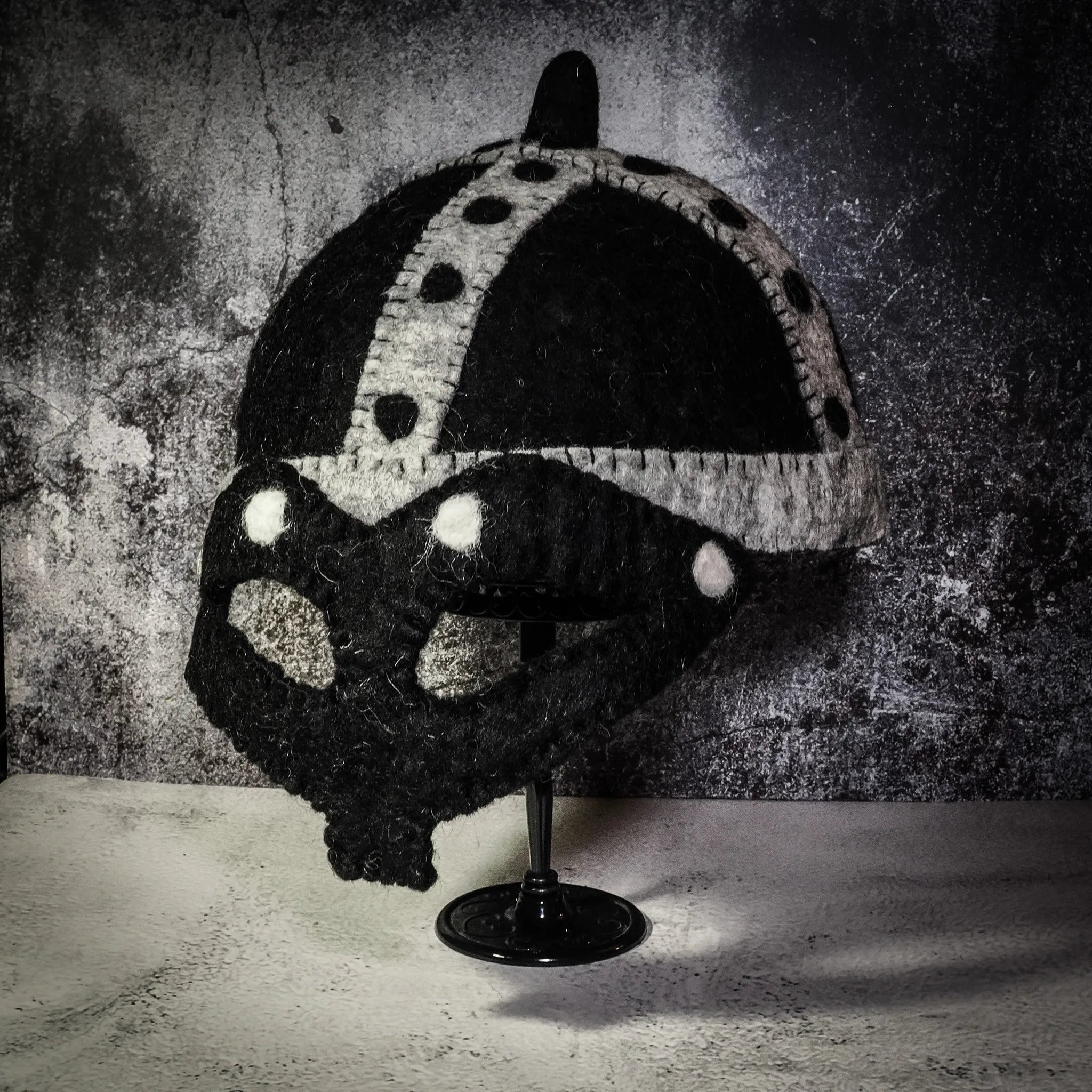 Vikinghjälm/vintermössa i tovad ull