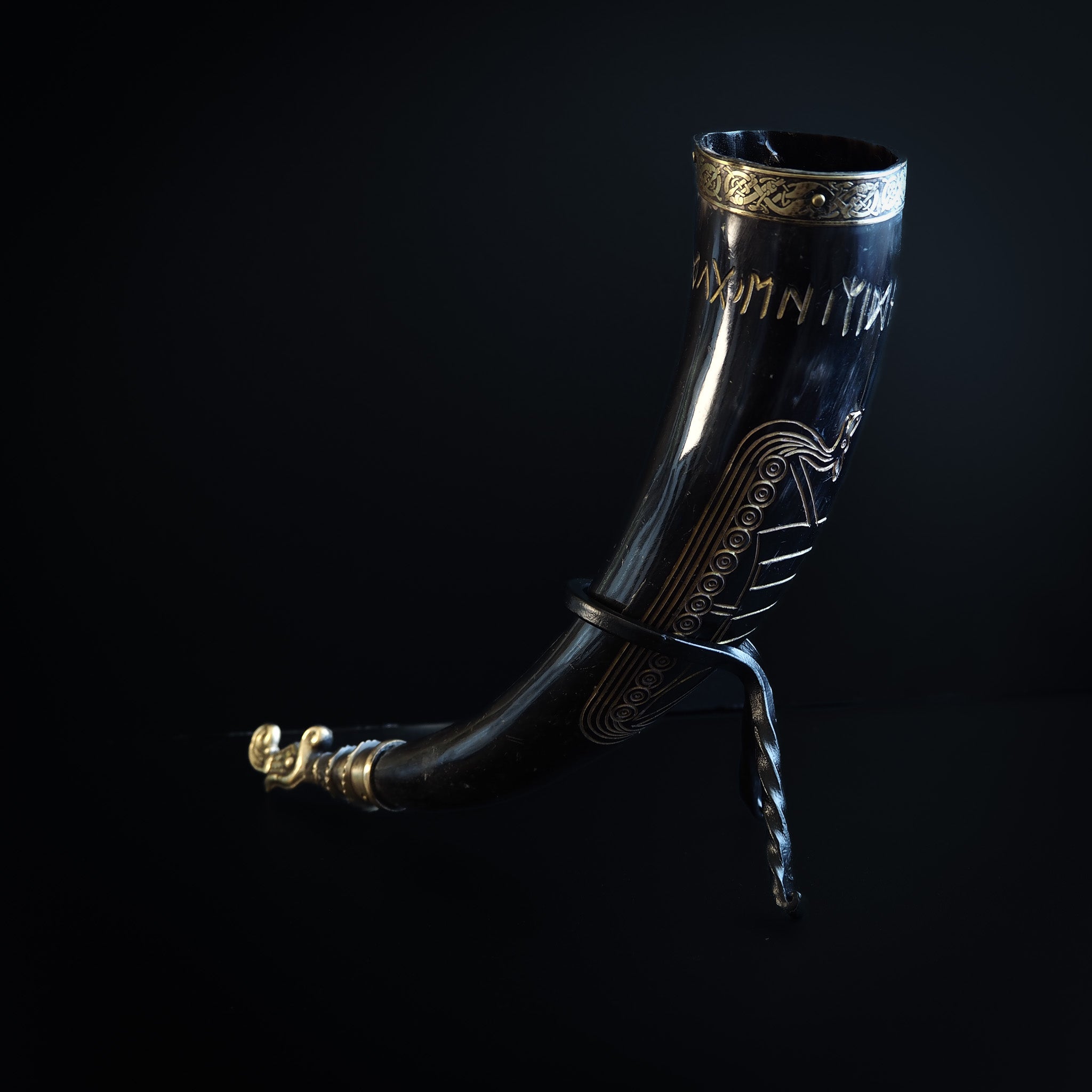 Drinking horn with raven and engraving approx. 250 ml