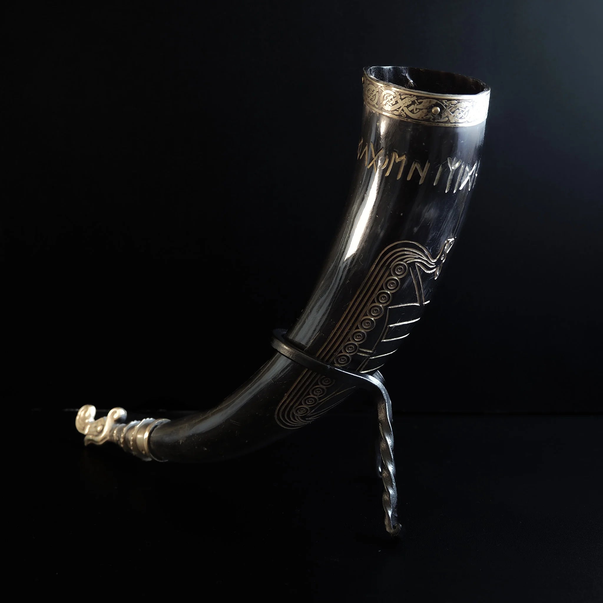 Drinking horn with raven and engraving approx. 250 ml