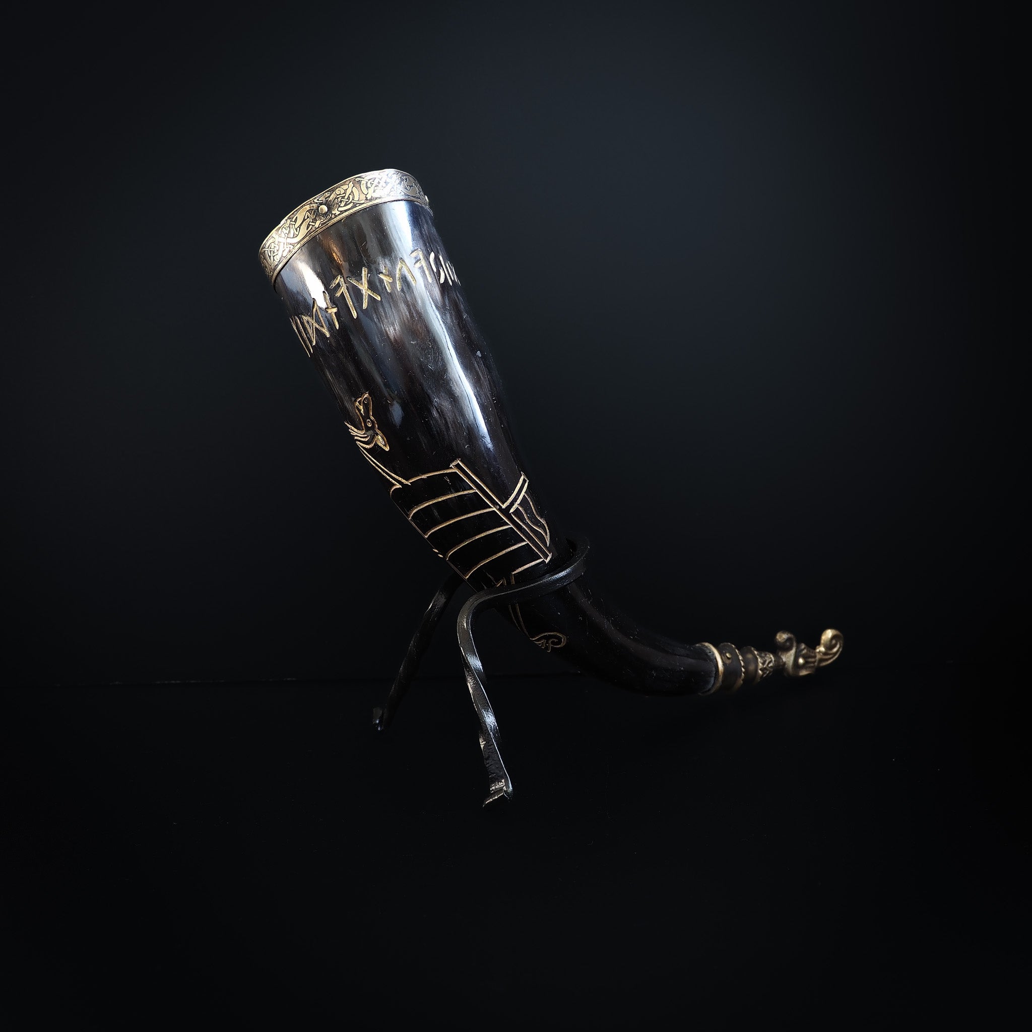 Drinking horn with raven and engraving approx. 250 ml
