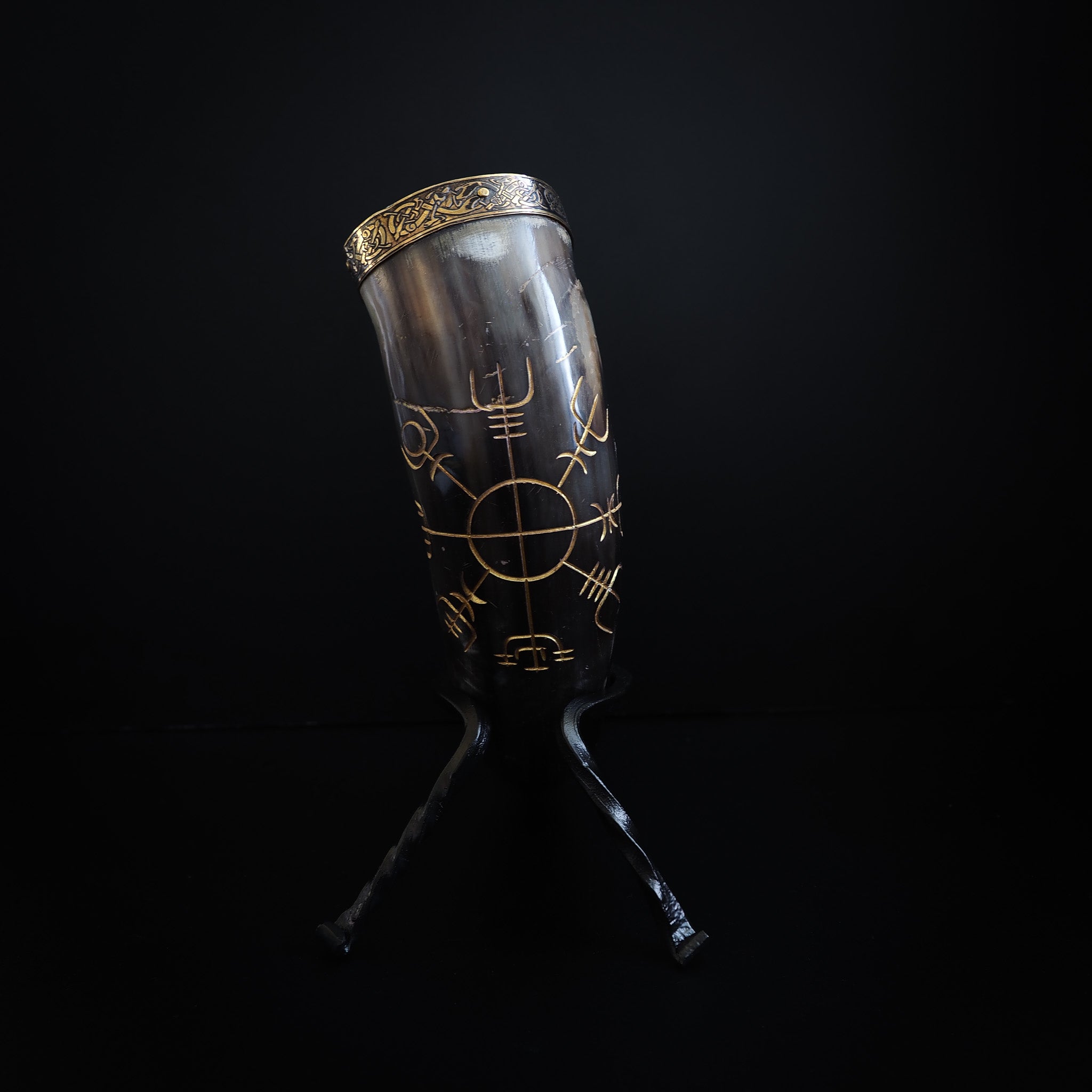 Drinking horn with raven and engraving approx. 250 ml