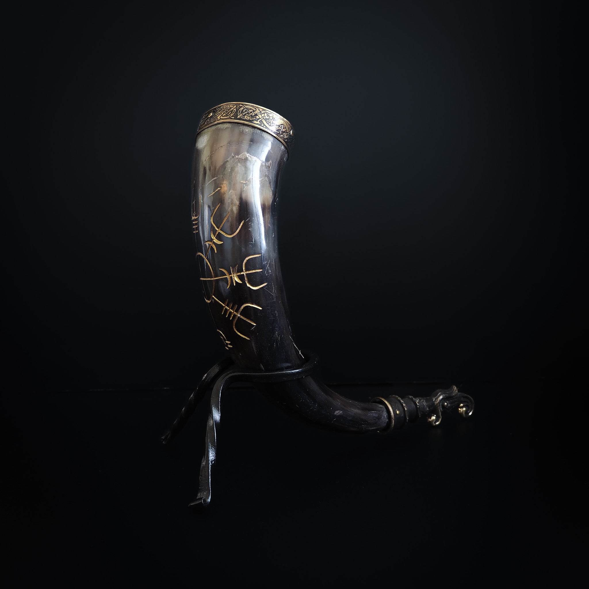 Drinking horn with raven and engraving approx. 250 ml