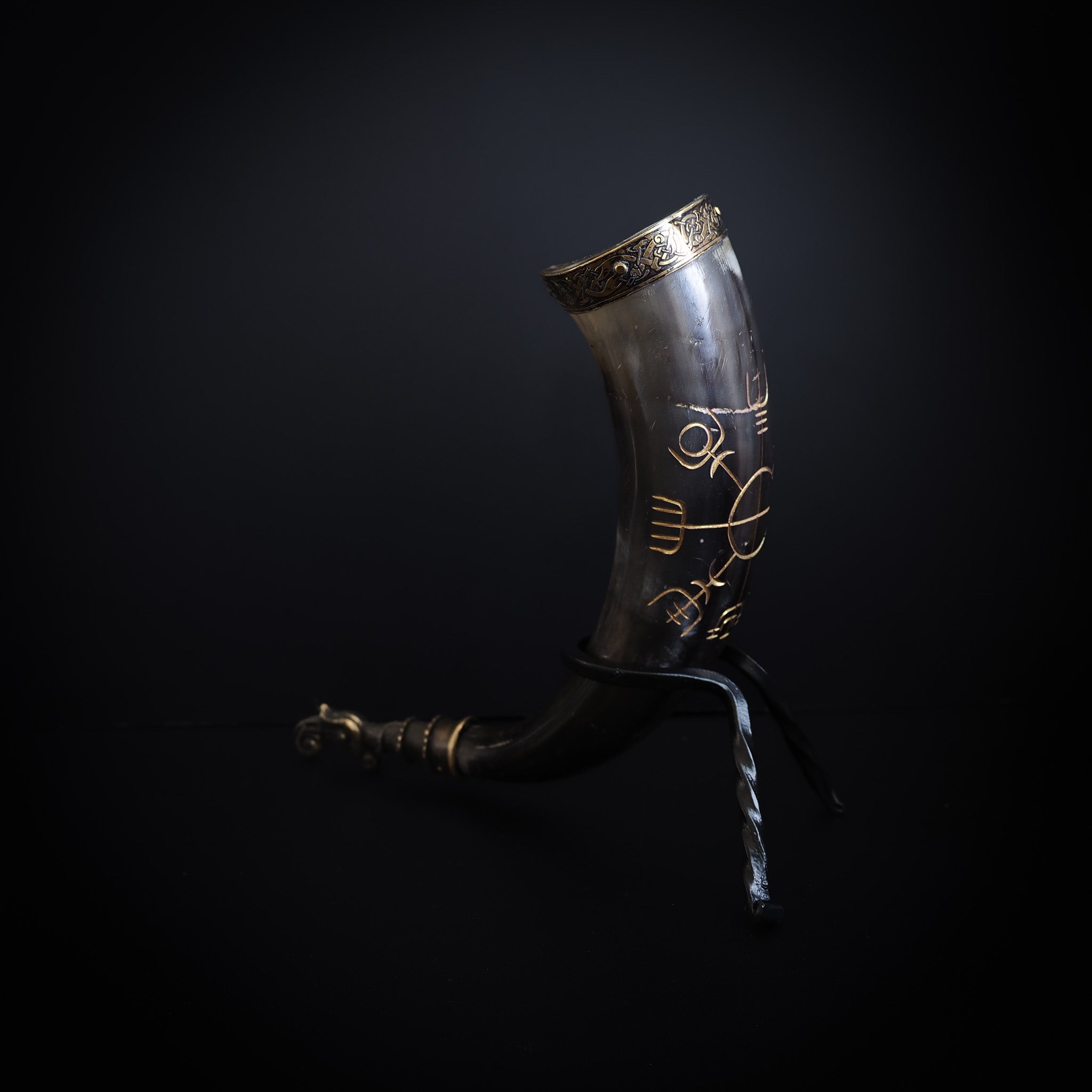 Drinking horn with raven and engraving approx. 250 ml