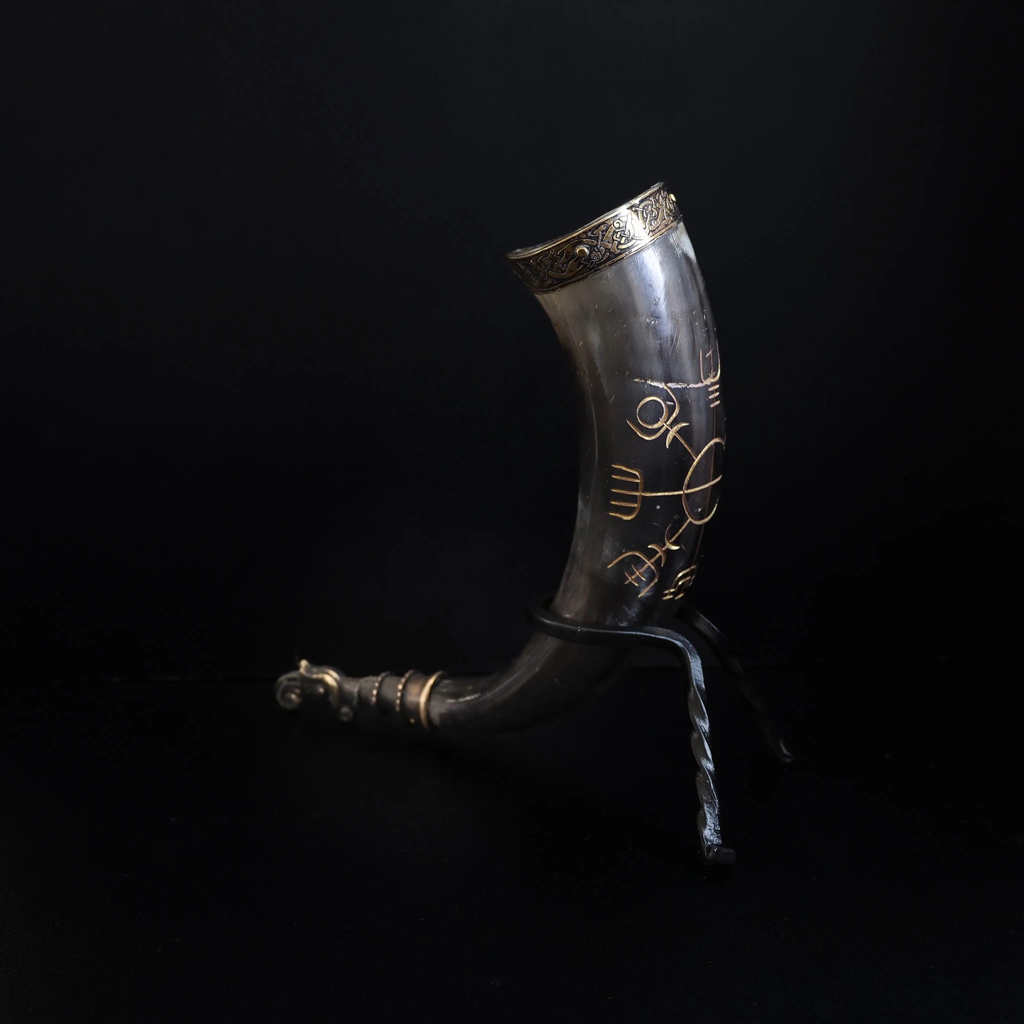 Drinking horn with raven and engraving approx. 250 ml