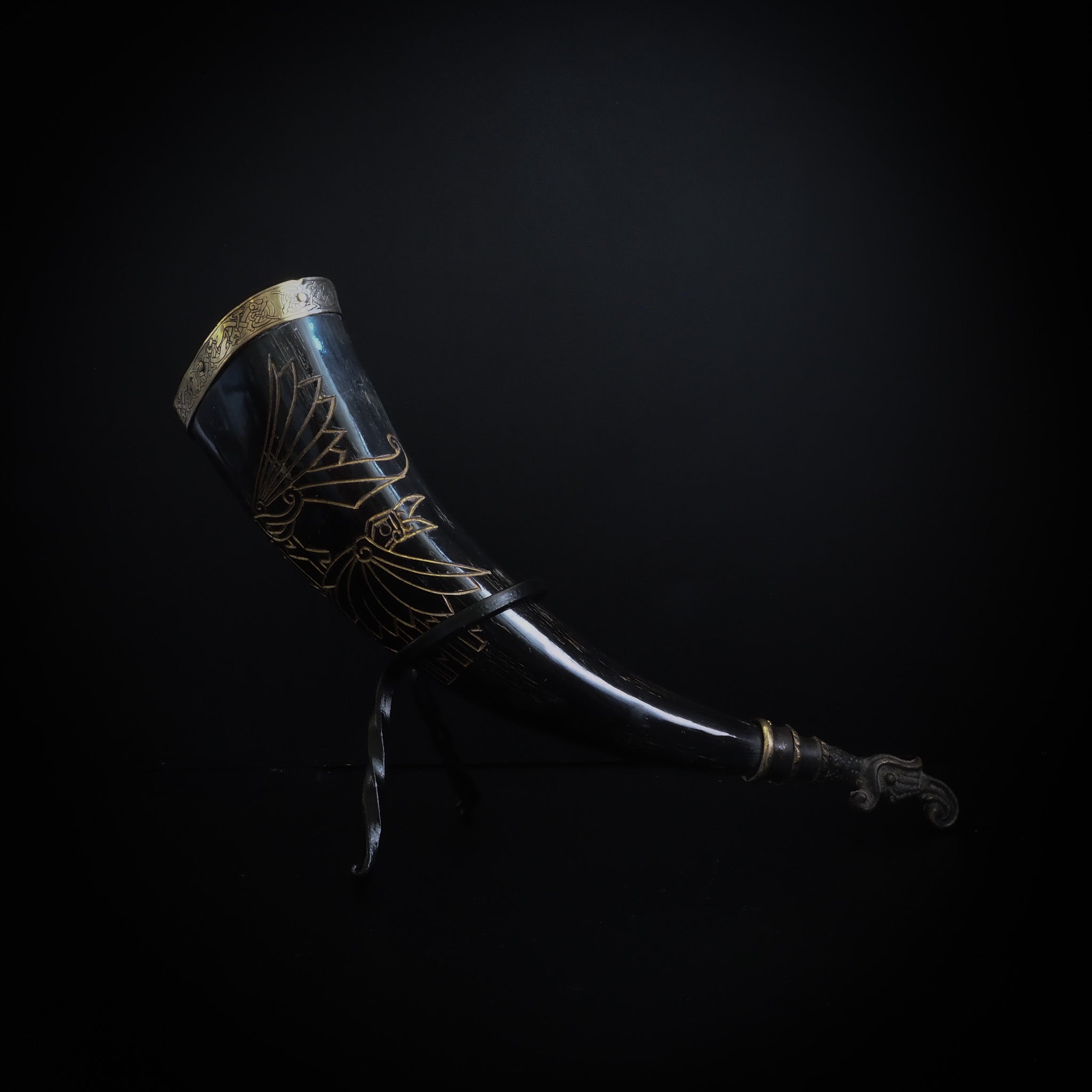 Drinking horn with raven and engraving approx. 250 ml