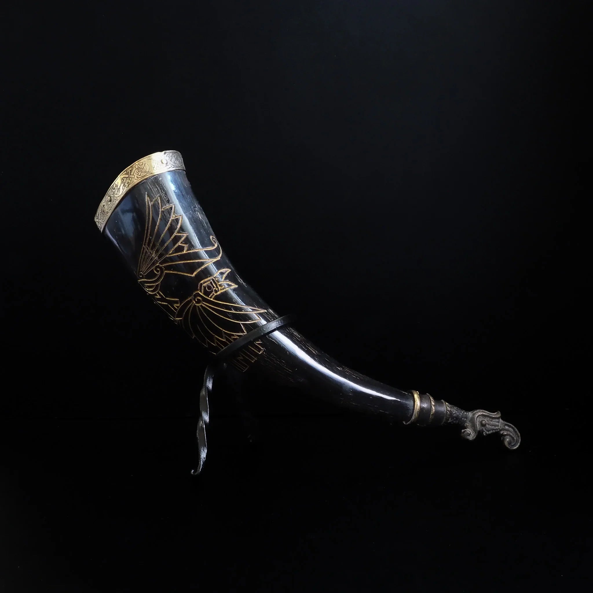 Drinking horn with raven and engraving. about 250 ml