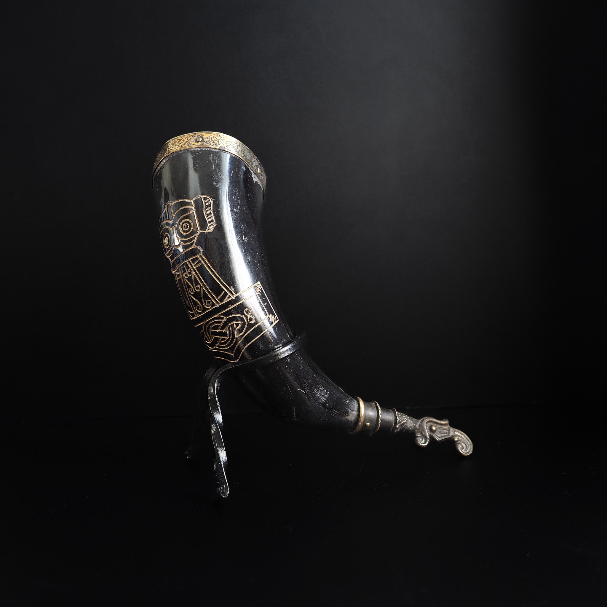 Drinking horn with raven and engraving approx. 250 ml