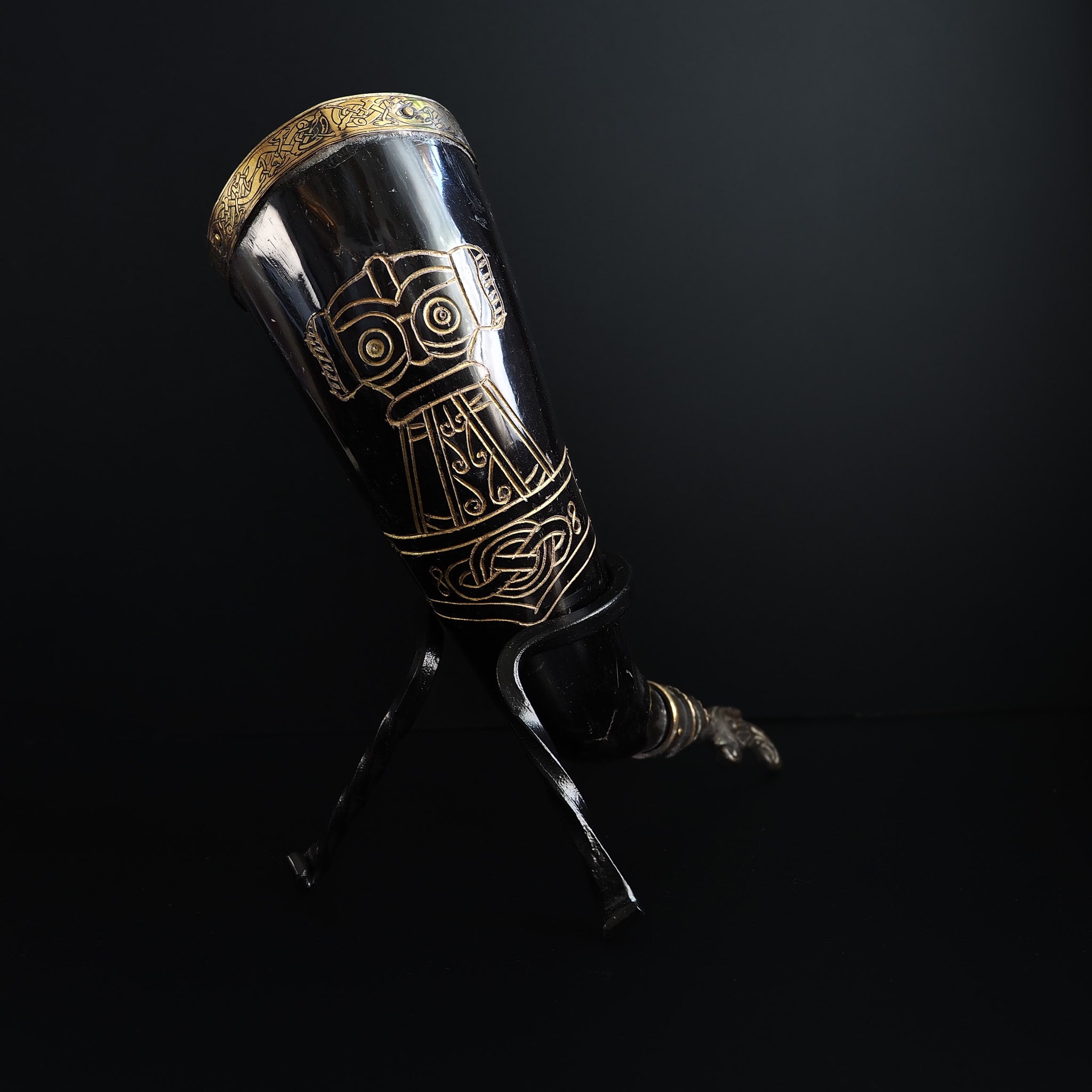 Drinking horn with raven and engraving approx. 250 ml