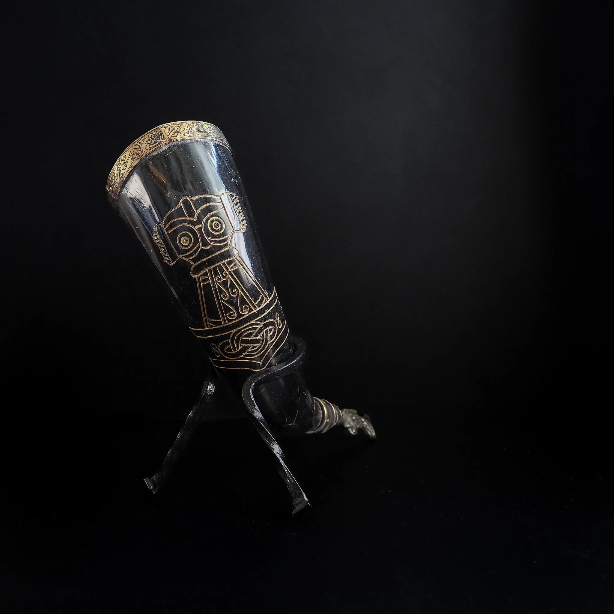 Drinking horn with raven and engraving. about 250 ml