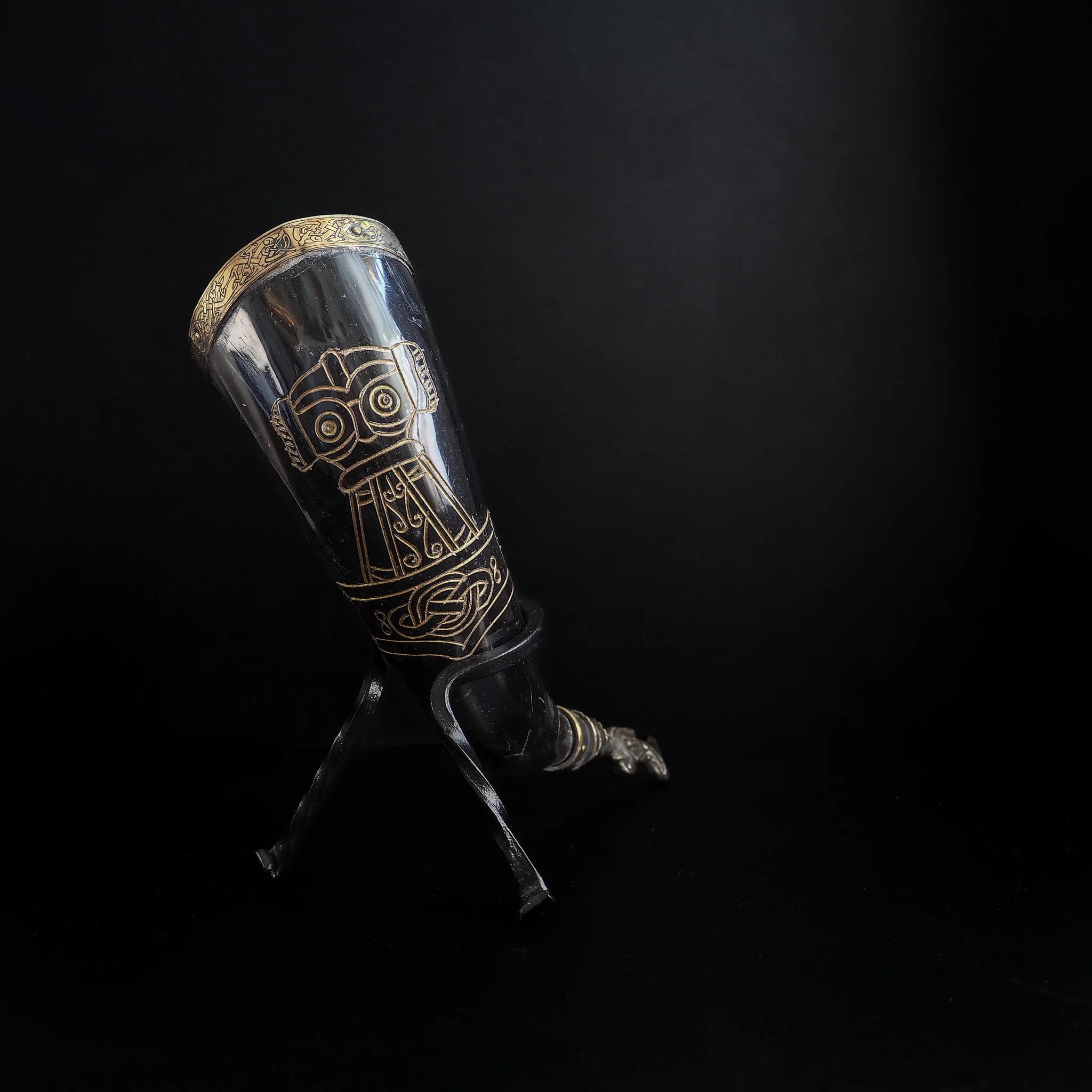 Drinking horn with raven and engraving approx. 250 ml