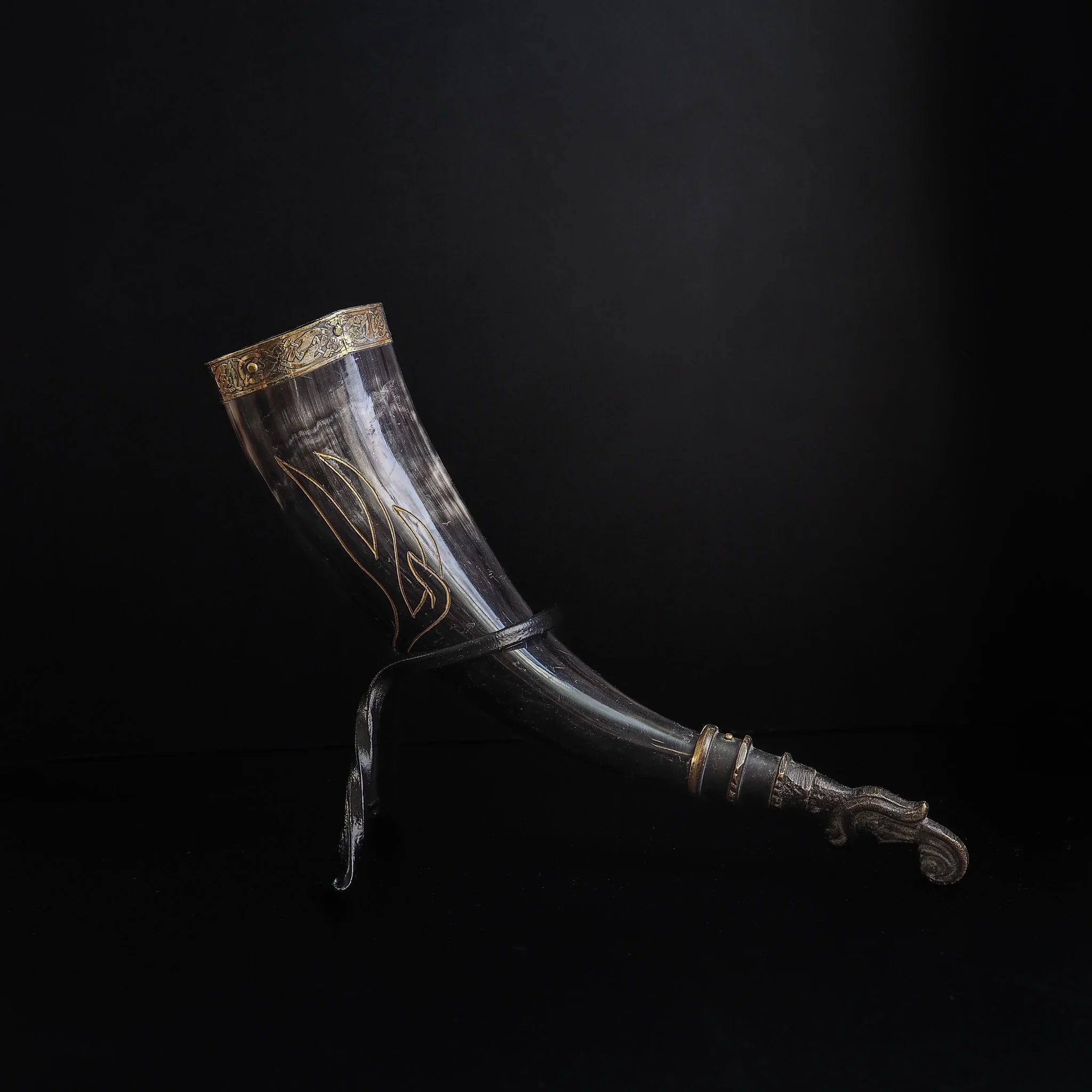 Drinking horn with raven and engraving. about 250 ml