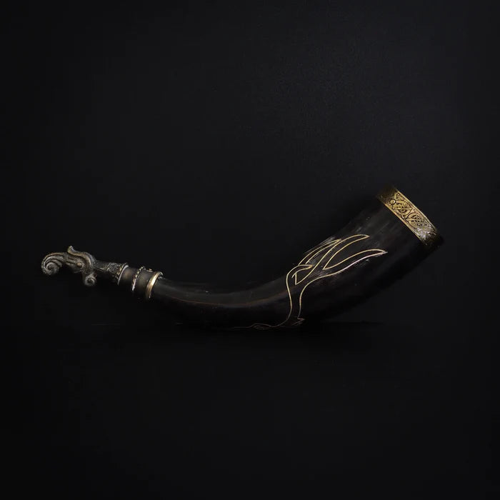 Drinking horn with raven and engraving. about 250 ml