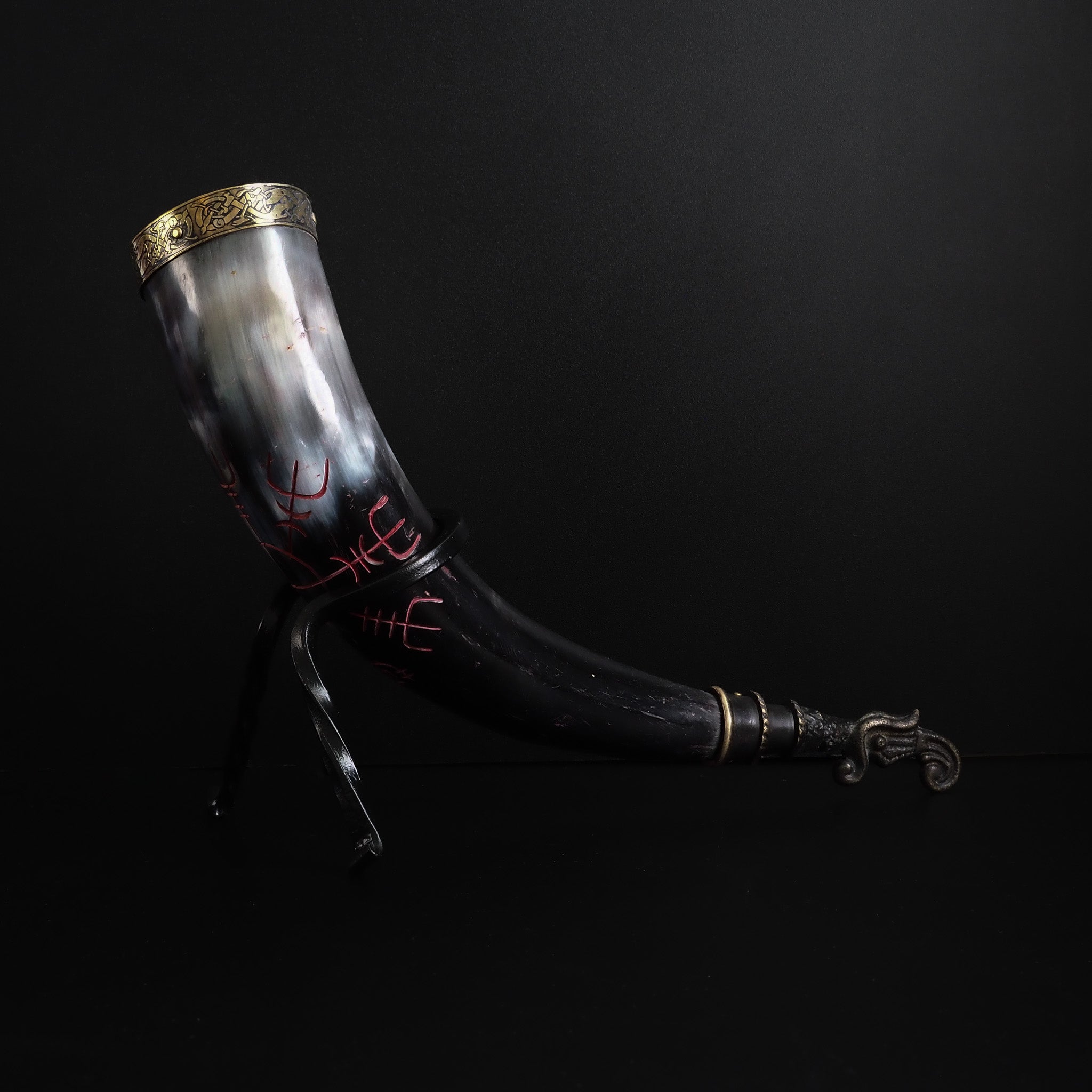 Drinking horn with raven and engraving approx. 250 ml