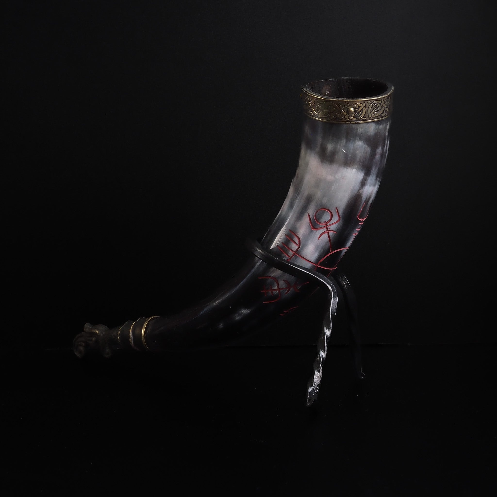 Drinking horn with raven and engraving approx. 250 ml