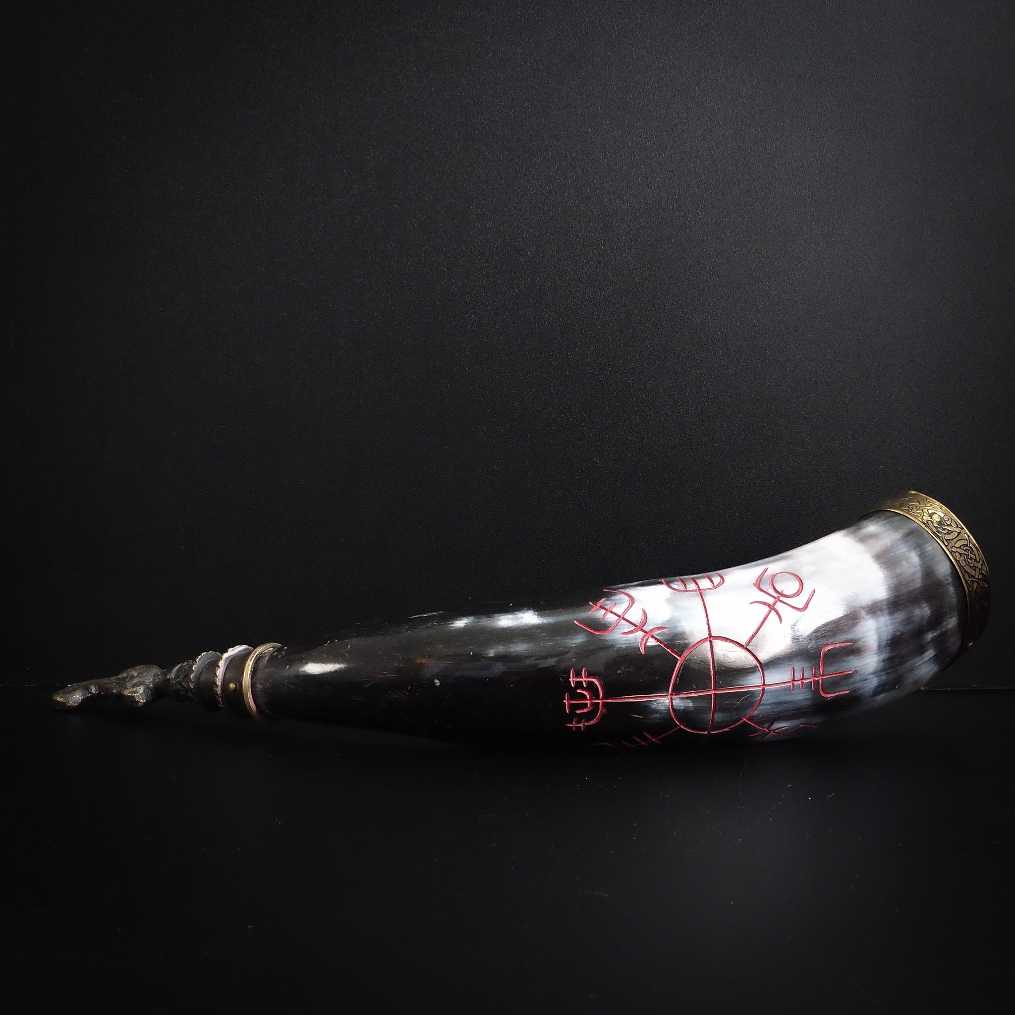 Drinking horn with raven and engraving approx. 250 ml