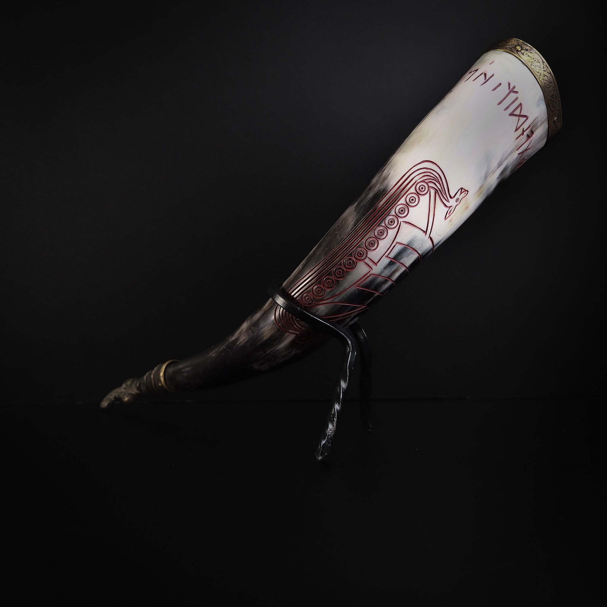 Drinking horn with raven and engraving approx. 250 ml