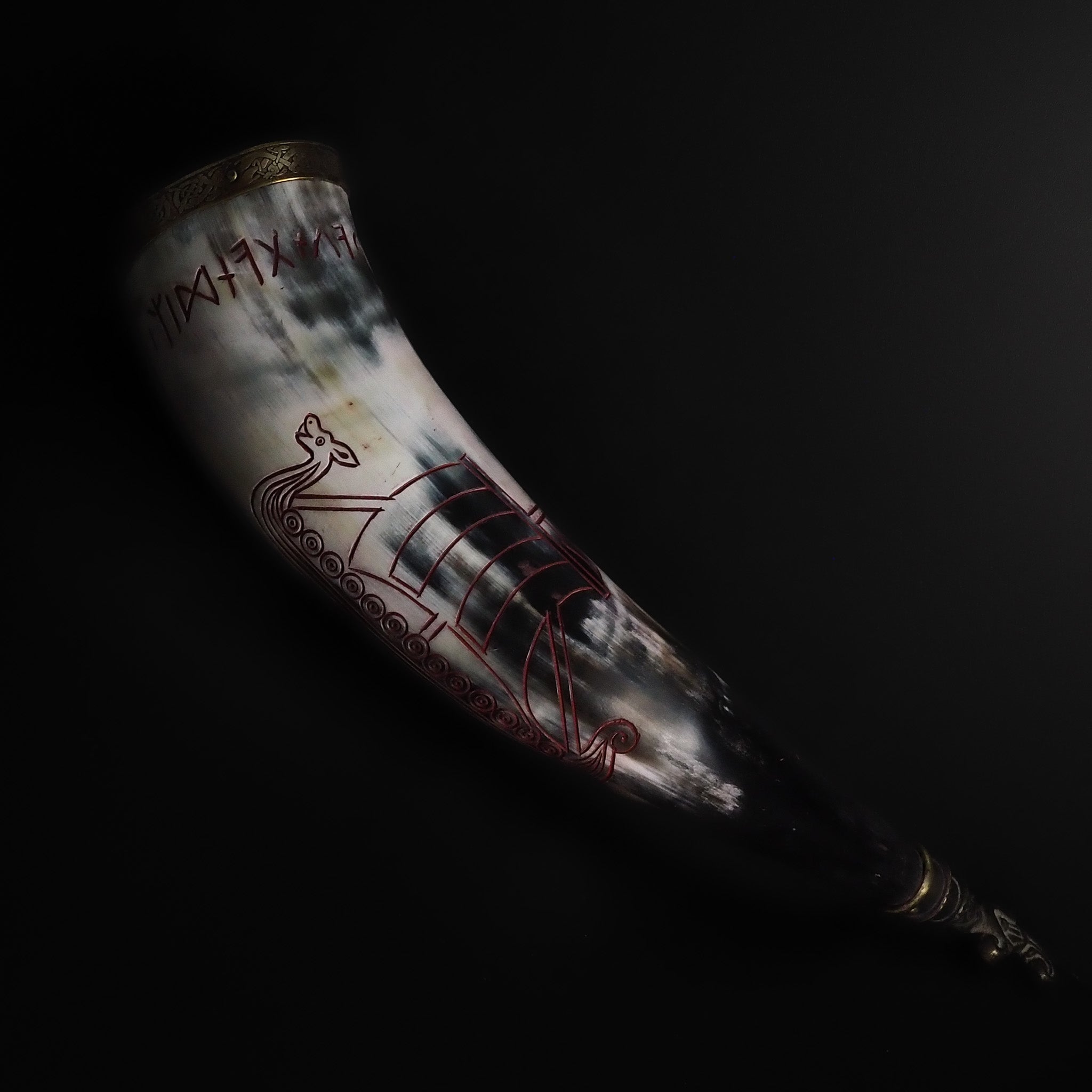 Drinking horn with raven and engraving approx. 250 ml