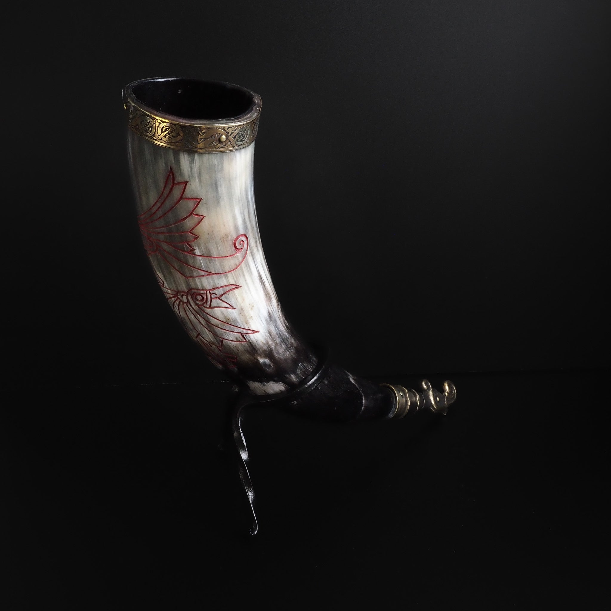 Drinking horn with raven and engraving approx. 250 ml