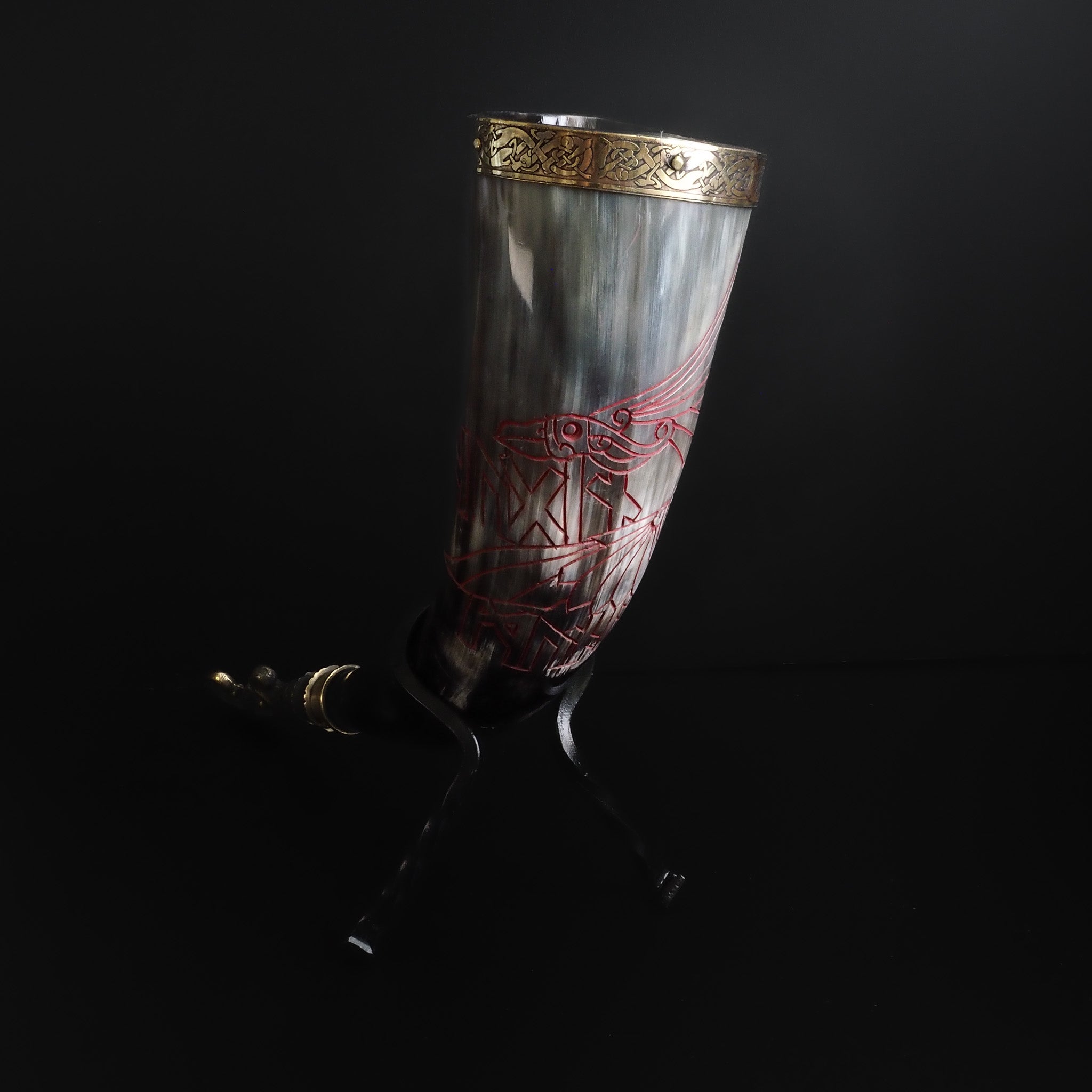 Drinking horn with raven and engraving approx. 250 ml