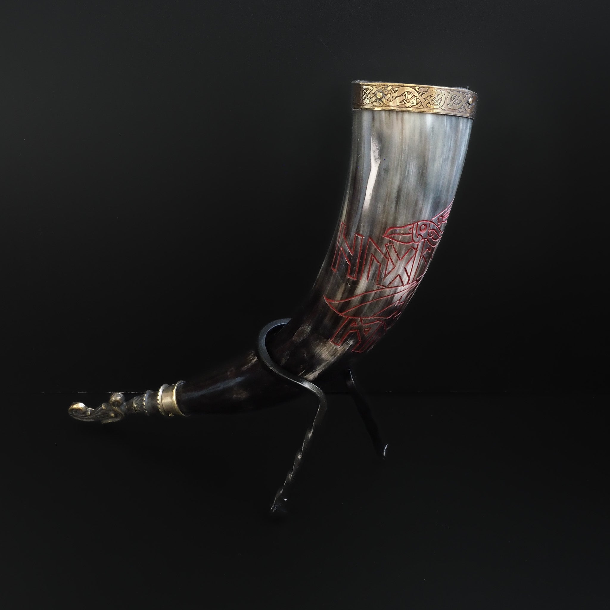 Drinking horn with raven and engraving approx. 250 ml
