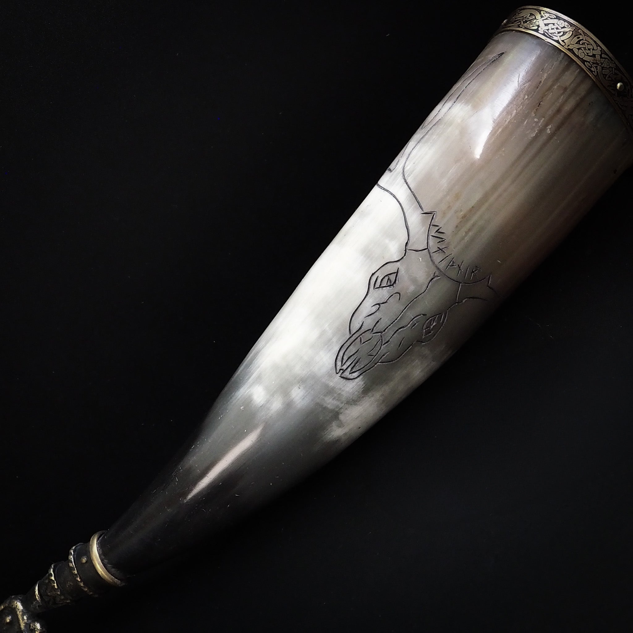 Drinking horn with raven and engraving approx. 250 ml