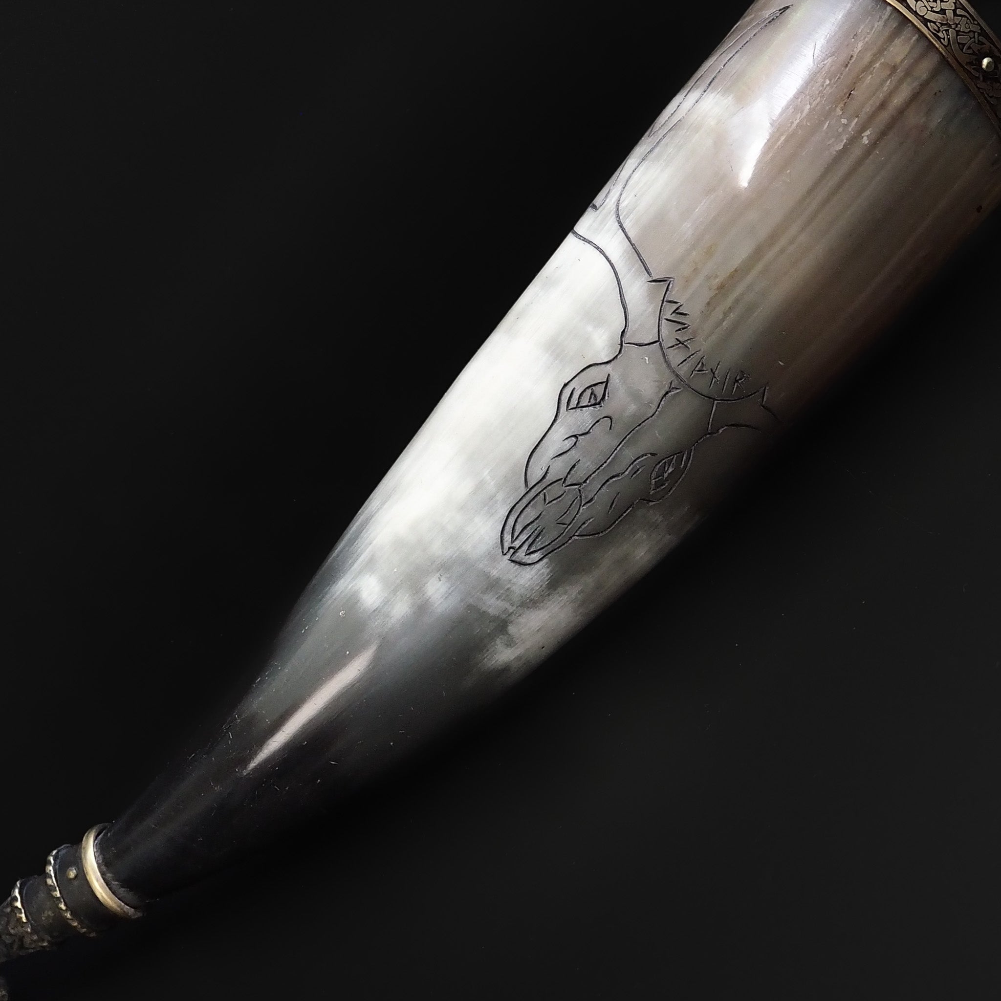 Drinking horn with raven and engraving approx. 250 ml