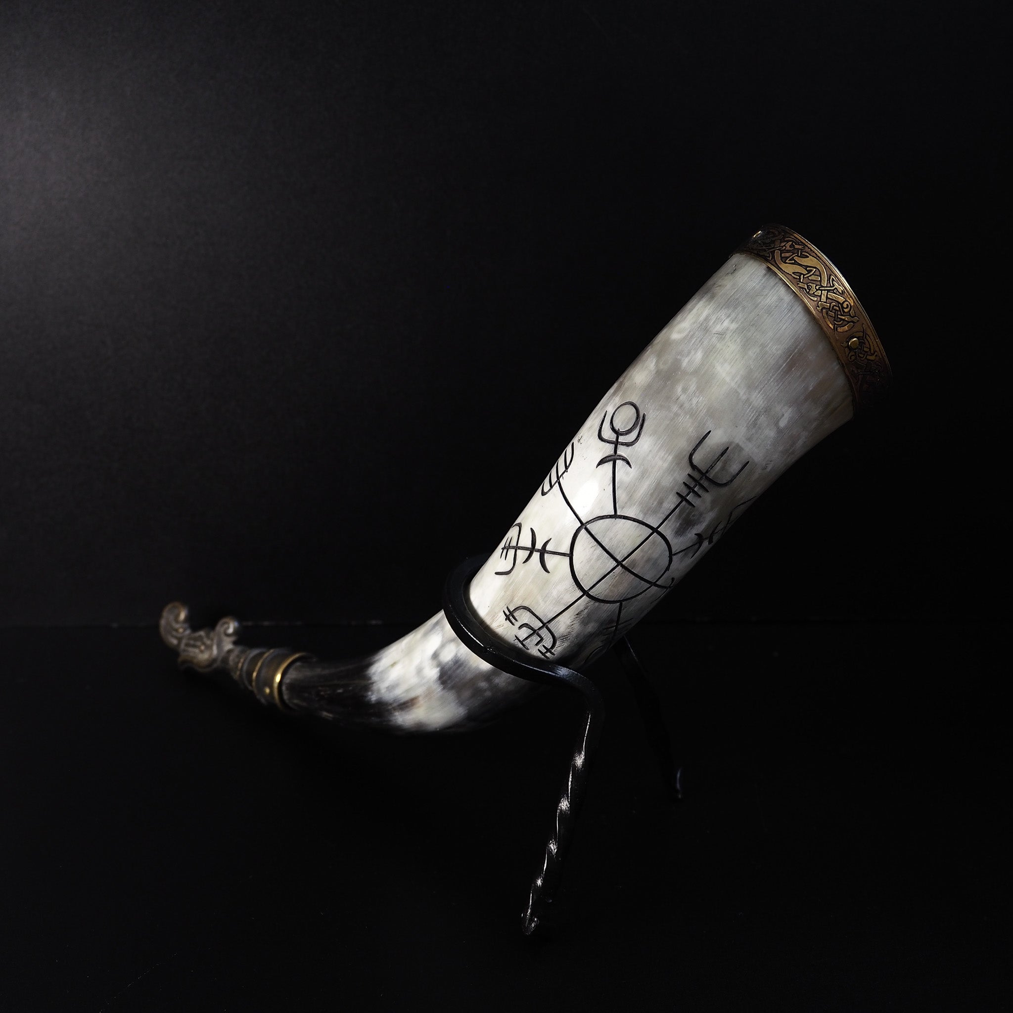 Drinking horn with raven and engraving approx. 250 ml