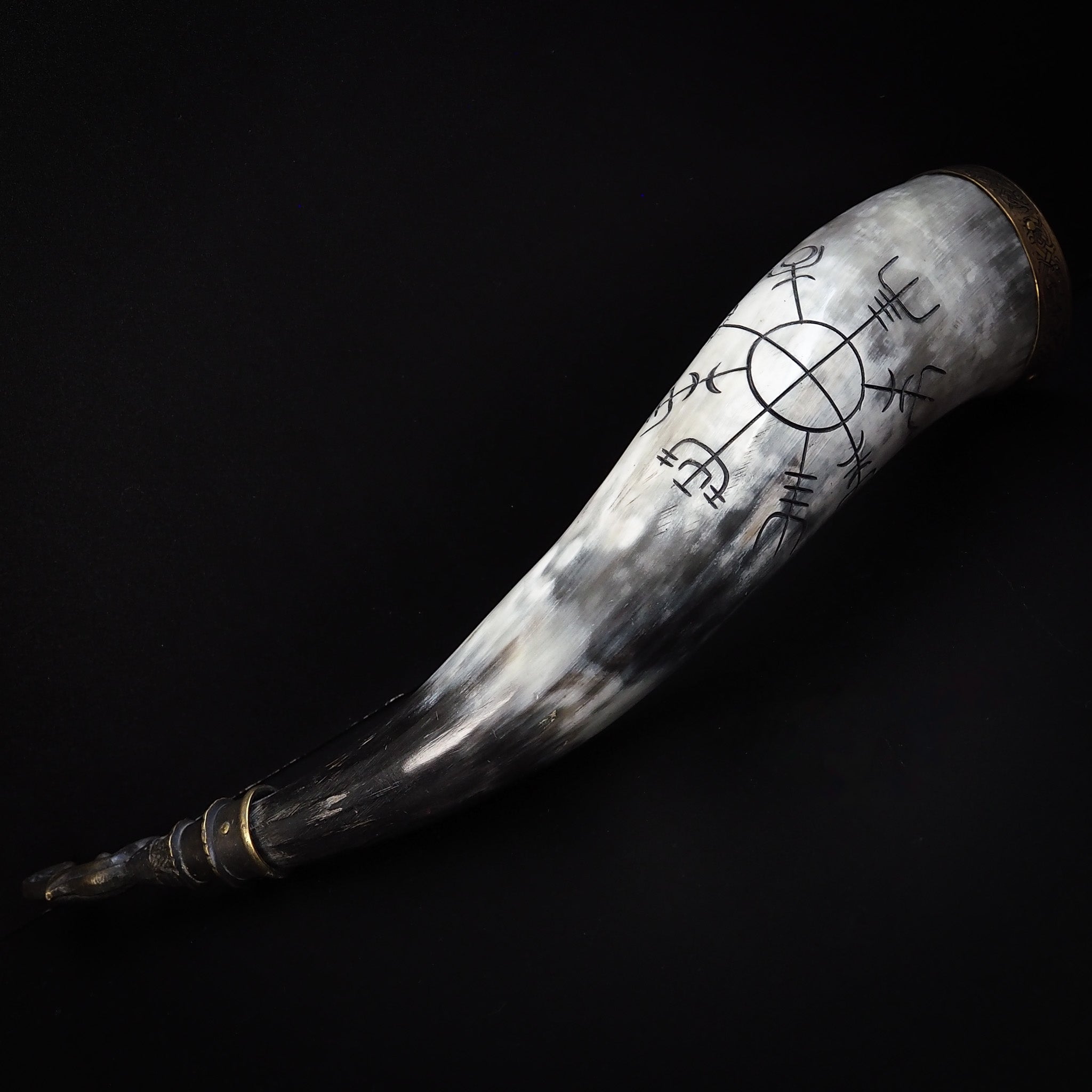Drinking horn with raven and engraving approx. 250 ml