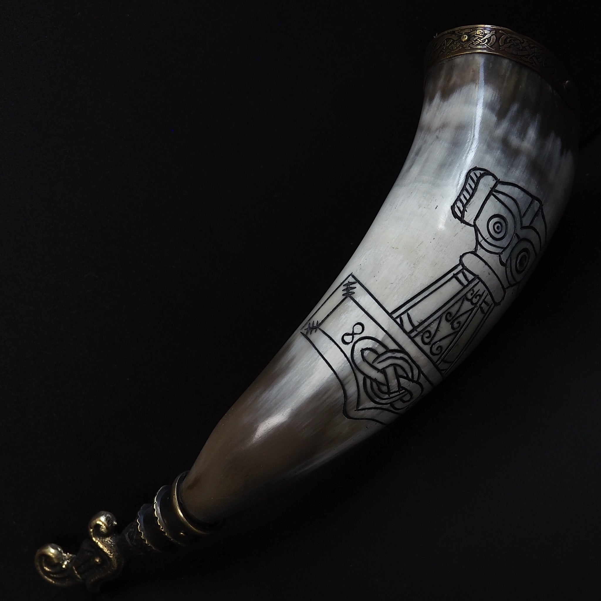 Drinking horn with raven and engraving approx. 250 ml