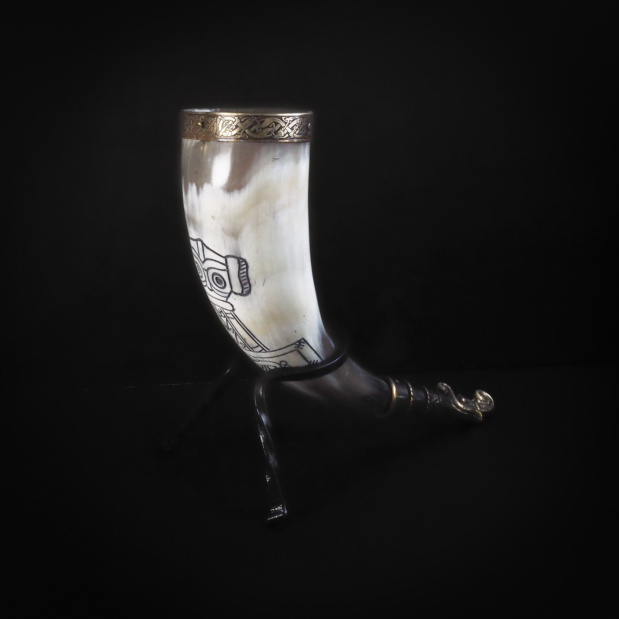 Drinking horn with raven and engraving approx. 250 ml
