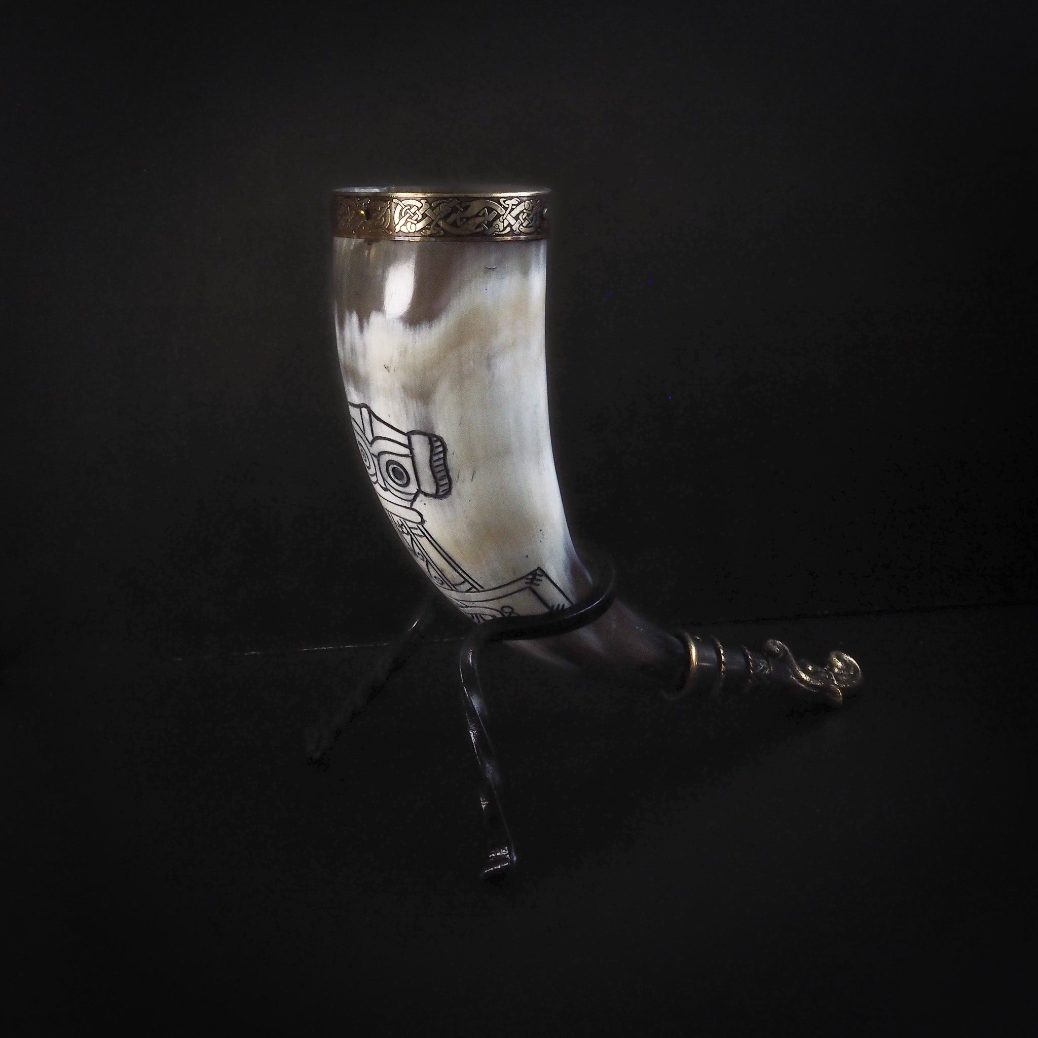 Drinking horn with raven and engraving approx. 250 ml