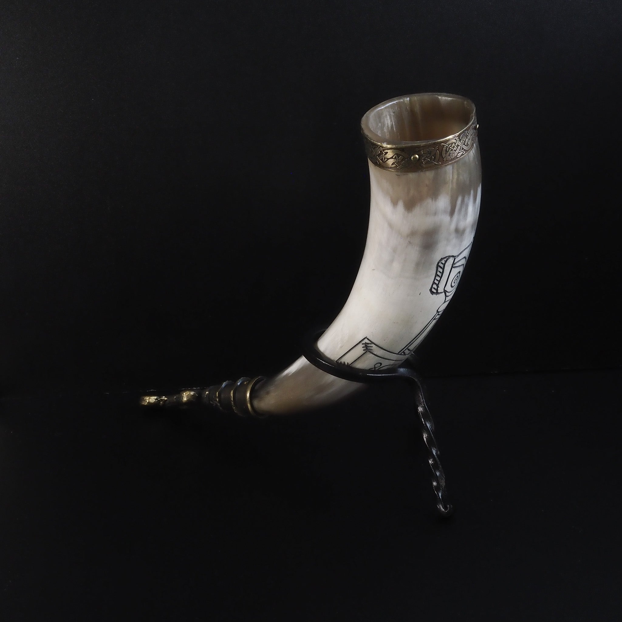 Drinking horn with raven and engraving approx. 250 ml
