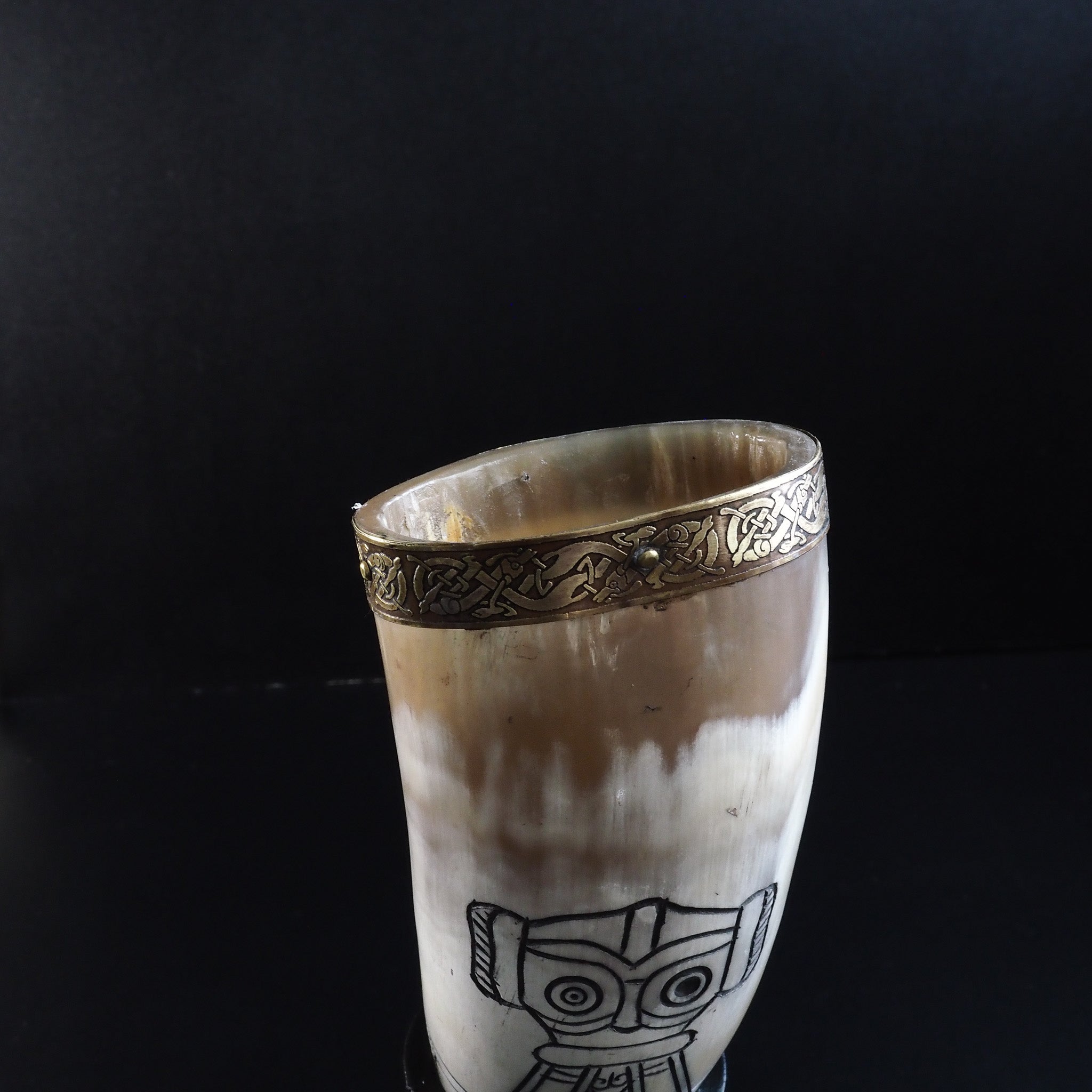 Drinking horn with raven and engraving approx. 250 ml