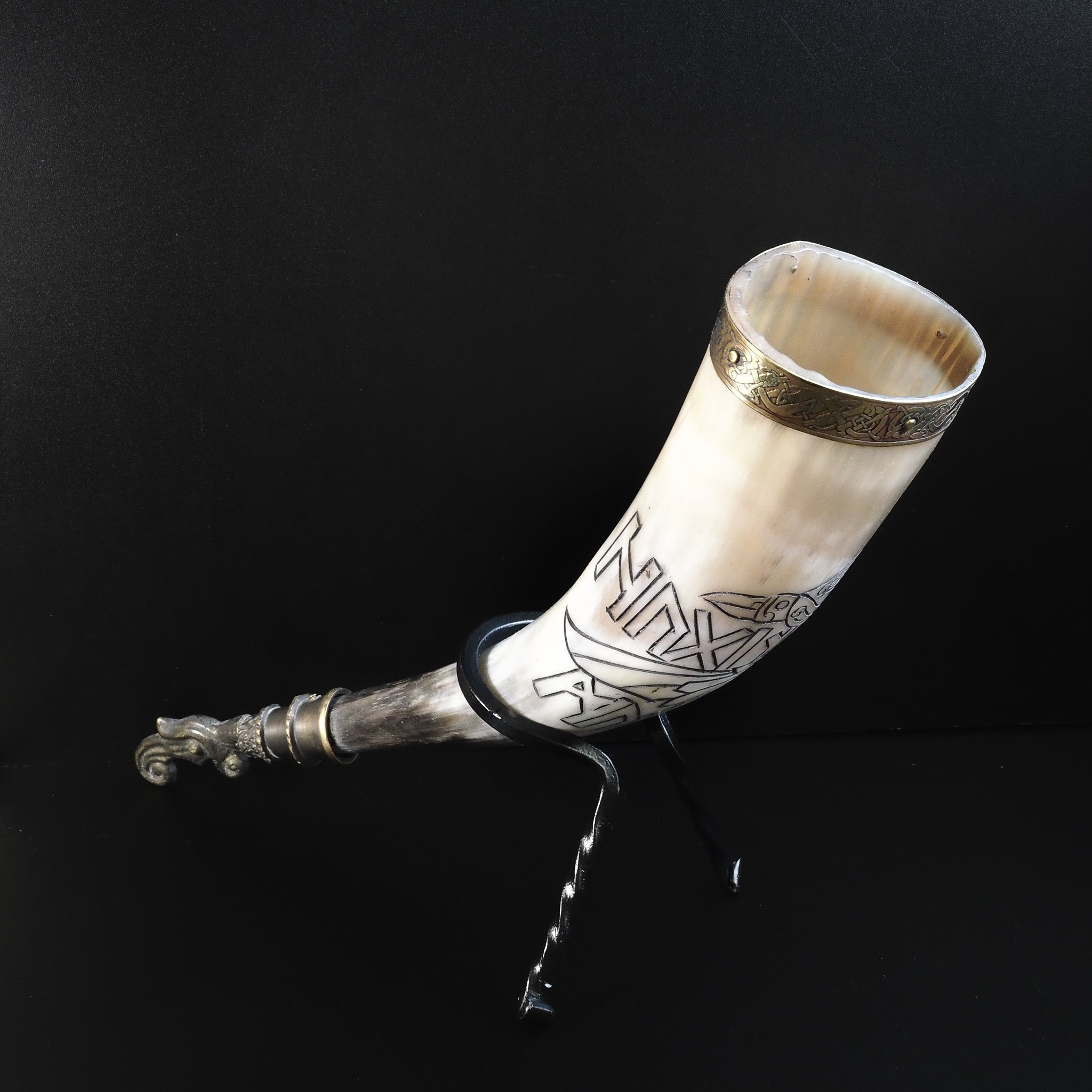 Drinking horn with raven and engraving approx. 250 ml