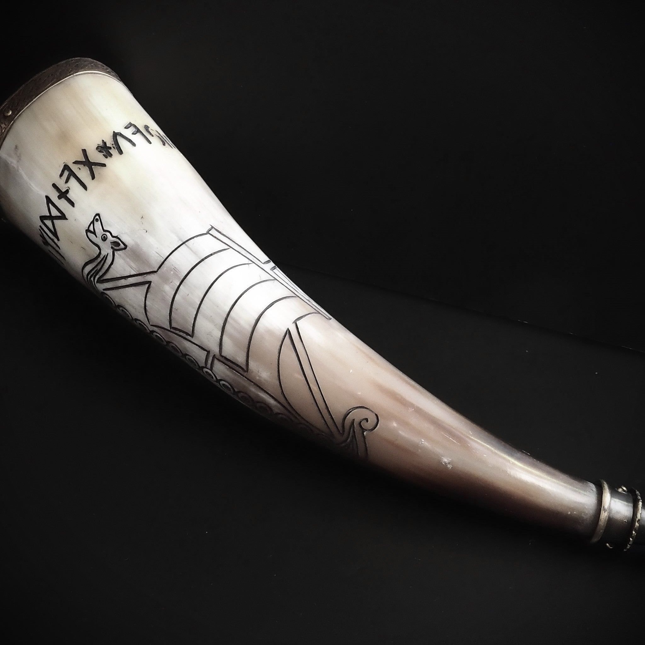 Drinking horn with raven and engraving approx. 250 ml