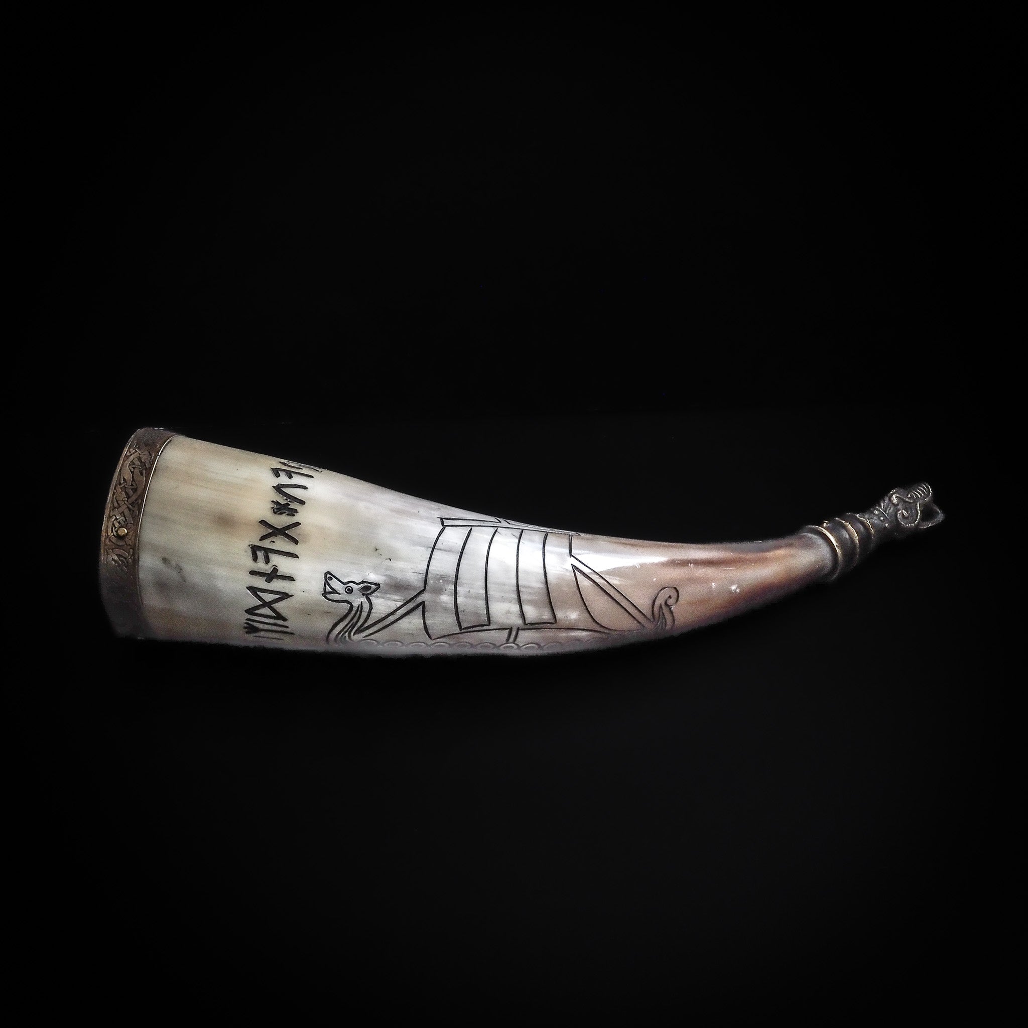 Drinking horn with raven and engraving approx. 250 ml