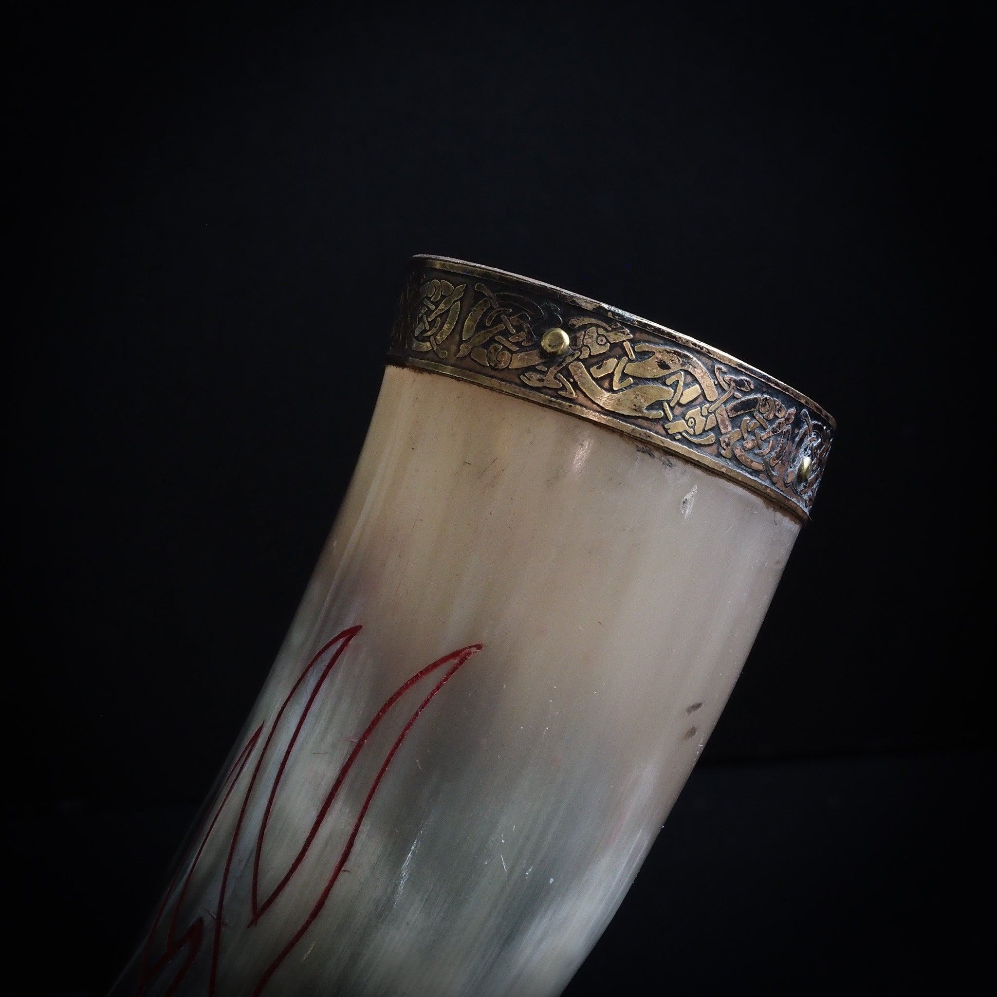 Drinking horn with raven and engraving approx. 250 ml